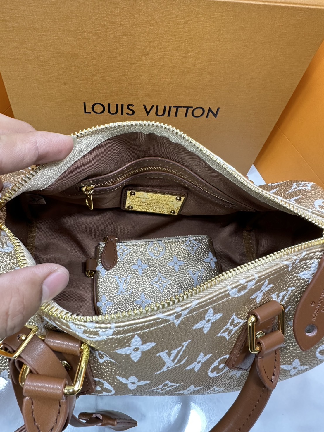 ORI หนังแท้ | LV Speedy P9 Bandoulière 25 Bag กระเป๋าสะพายทรงหมอนสปีดี้ คอลใหม่ล่าสุดหรูหราโดดเด่น รูปทรงใช้งานง่ายสวยตลอดกาล ใช้ได้กับทุกลุค ทุกโอกาส ภายในโล่งกว้างมาก ใส่ของสำคัญได้ครบแน่นอนจ้า