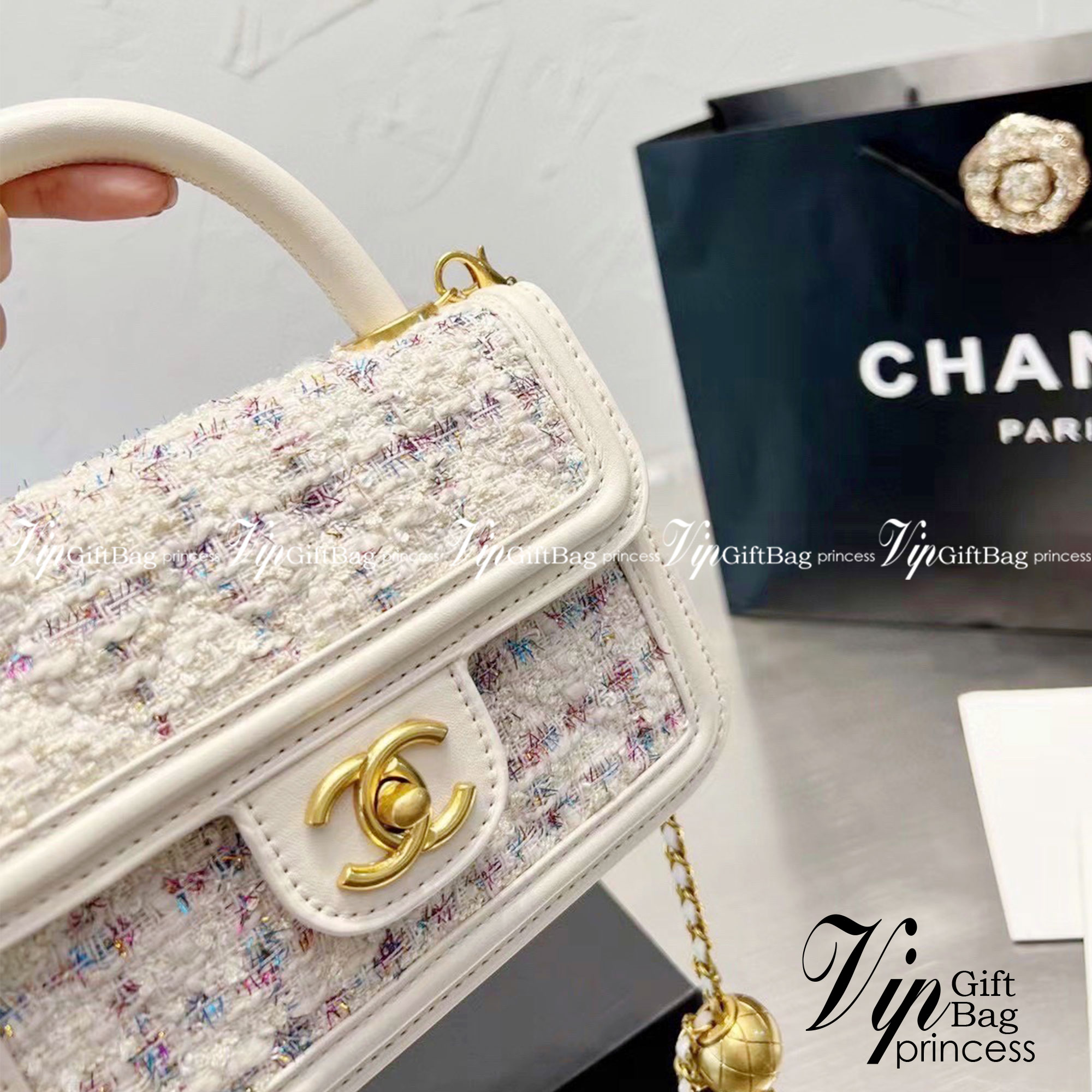 Chanel tweed mini flap bag / Chanel mini top handle กระเป๋าสะพายงานผ้าทวิตเอกลักษณ์เฉพาะของแบรนด์ งานสวยเป๊ะ มาพร้อมสายยาวถอดออกถือสวยๆเริ่ดๆ คิวท์มาก!! ดีเทลน่ารักเพียบ!!