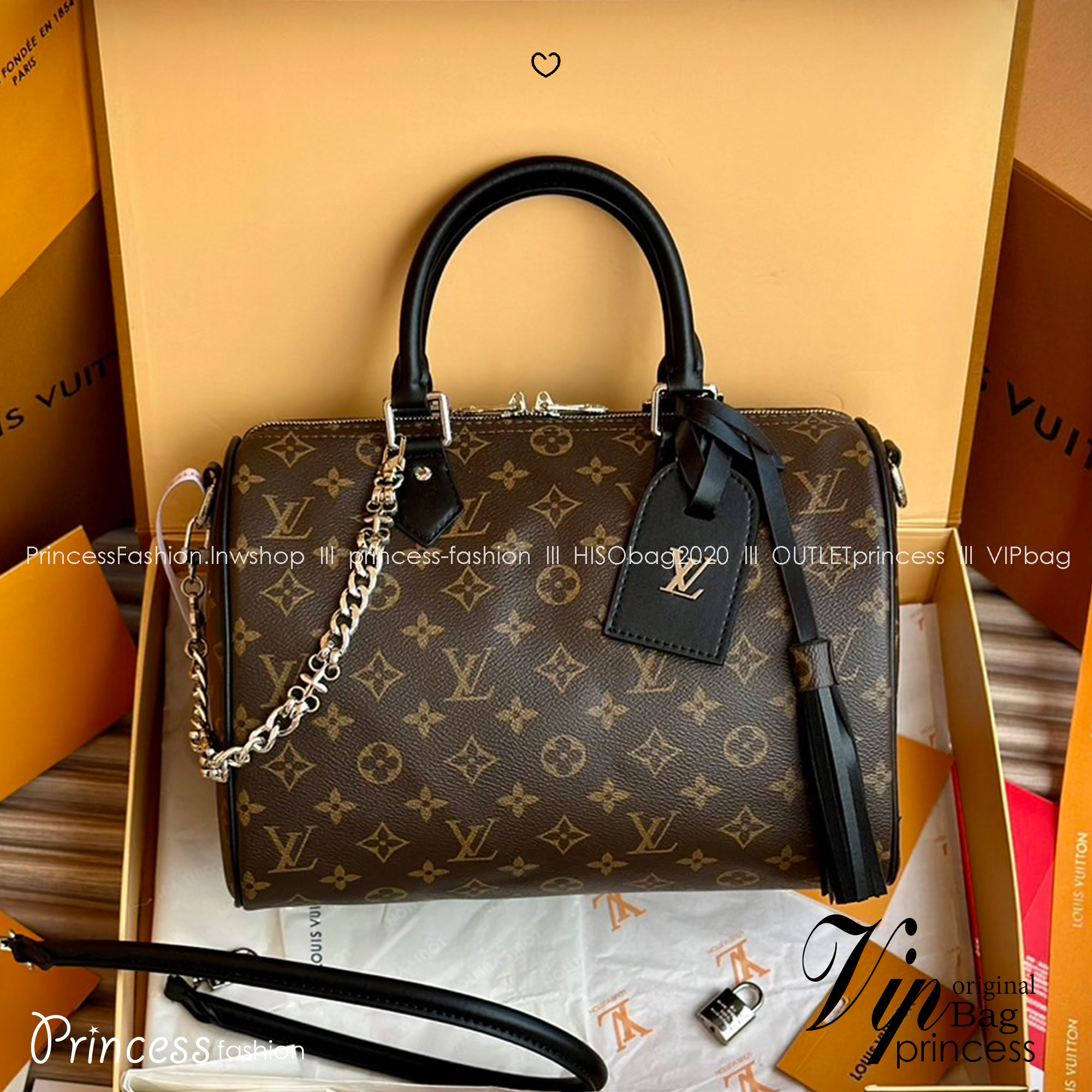 LV Speedy Soft 30 Dark Bag Monogram Black กระเป๋าทรงหมอนสปีดี้รุ่นใหม่ใบใหญ่ดีไซน์สวยสะดุดตา พร้อมโซ่สีเงินห้อยสวยโดดเด่น เพิ่มกิมมิกด้วยพู่ห้อย เป็นเพื่อนคู่ใจในการเดินทางที่สมบูรณ์แบบ เพิ่มสัมผัสหรูหรามีระดับ