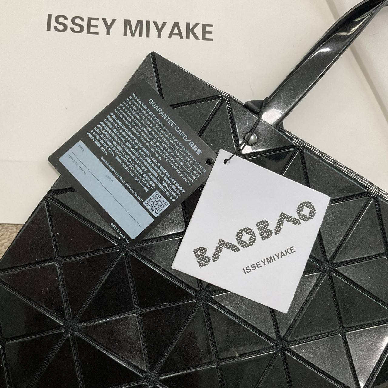 BAO BAO ISSEY MIYAKE TOTE BAG (6x6) กระเป๋าสะพายไหล่ ใบใหญ่ ทรงโท้ท จุดเด่นคือ ปรับได้หลายทรงตามเอกลักษณ์เฉพาะของแบรนด์นี้ ด้านในใส่ของได้เยอะมาก ใส่ไอแพด สมุดโน้ตได้สบายเลย พร้อมช่องซิปใส่ของให้อีกหนึ่งช่อง วัยทำงานหรือวัยนักศึกษา อย่างน้อยต้องมีแบรนด์นี
