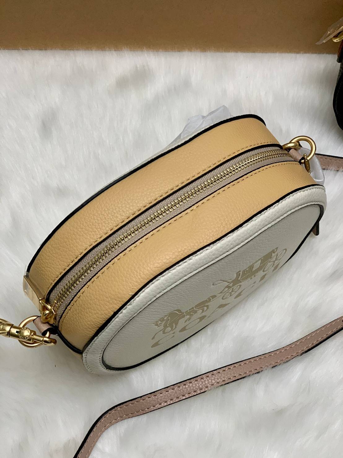 COACH Camera Bag In Colorblock ((C4056//C4156)) พร้อมส่งค่ะ! กระเป๋าทรงกลม ใบน่ารัก ขนาดพอดีลำตัว บวกกับเป็นหนังแท้นิ่มอย่างดี น่าใช้มากๆเลยทีเดียว ด้านหน้ามีโลโก้แบรนด์รถม้า เปิดปิดกระเป๋าแบบซิป ภายในใส่มือถือได้ทุกรุ่น;กระเป๋าเงินใบกลางได้;ของสำคัญจุกจิ