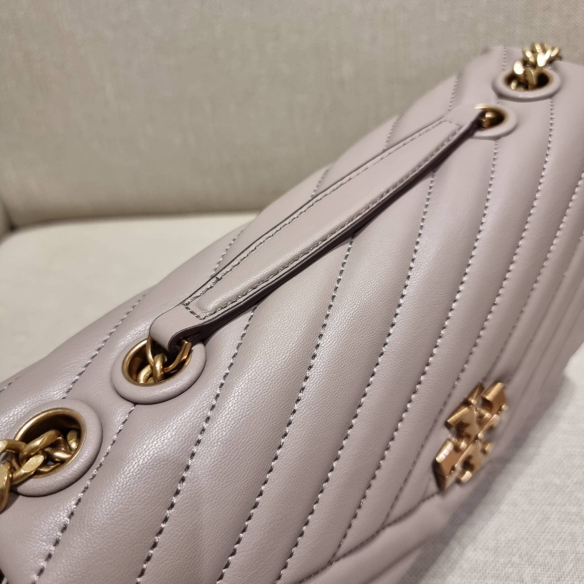 TORY BURCH KIRA CHEVRON CONVERTIBLE SHOULDER BAG กระเป๋าสะพายรุ่นยอดฮิต ไซส์ใหญ่จัดเต็มให้เน้นๆ ใช้ยังไงก็ดูหรู ดีไซน์เฉพาะตัว วัสดุหนังแกะ สัมผัสนิ่ม เปิด-ปิดด้วยกระดุมแม่เหล็ก ภายในเป็นช่องโล่ง แบ่งสัดส่วนไว้ดีมากๆ ใส่กระเป๋าสตางค์ มือถือ เครื่องสำอางค์