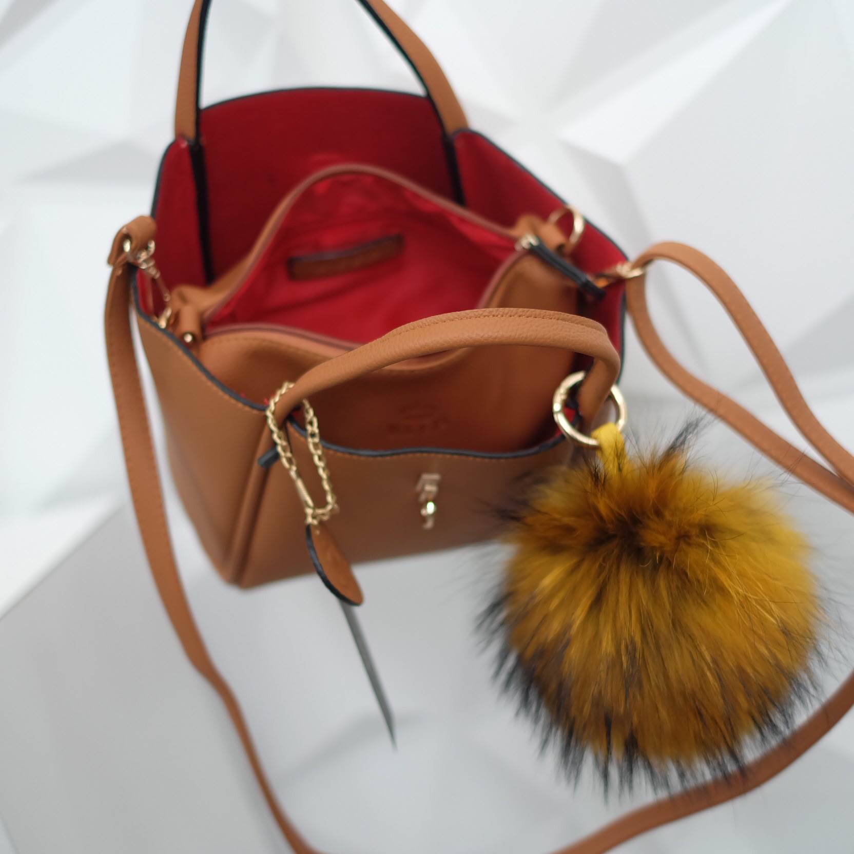 โฉมใหม่ ไฉไลกว่าเดิม 🌈everyday keep handbag 👑สวย หรู เวอร์วัง อีกแล้วค่า 👍 กระเป๋า ถือ//สะพายข้าง หนังสวยๆ มาพร้อมพวงกุญแจ ปอมปอม ฟรุ้งฟริ้ง ขนเฟอร์แท้ ยิ่งใช้ยิ่งฟูสวย น่ารักมาก เข้ากับกระเป๋าคะอย่างดี กระเป๋า เนื้อนิ่มหนา อยู่ทรง