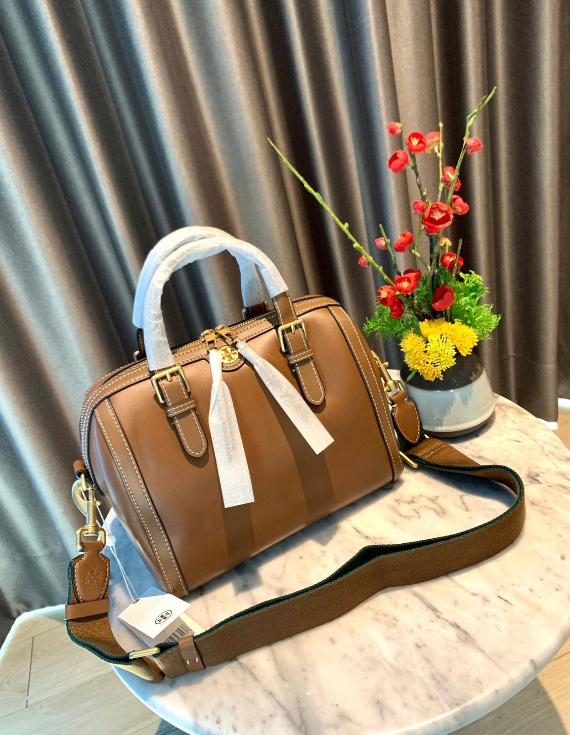 TORY BURCH T Monogram Color-block Barrel Duffle พร้อมส่งที่ไทย สวยก่อนใคร มี2ขนาด ไม่มีคือพลาดจร้าา😘 ✔️กระเป๋าทรงหมอน วัสดุหนังแท้ชั้นดีที่สุด หนังเรียบนิ่มสวย ✔️เปิดปิดกระเป๋าด้วยซิปคู่แบบมีหนังห้อย ภายในกว้างมากสำหรับไซด์นี้ หายห่ว