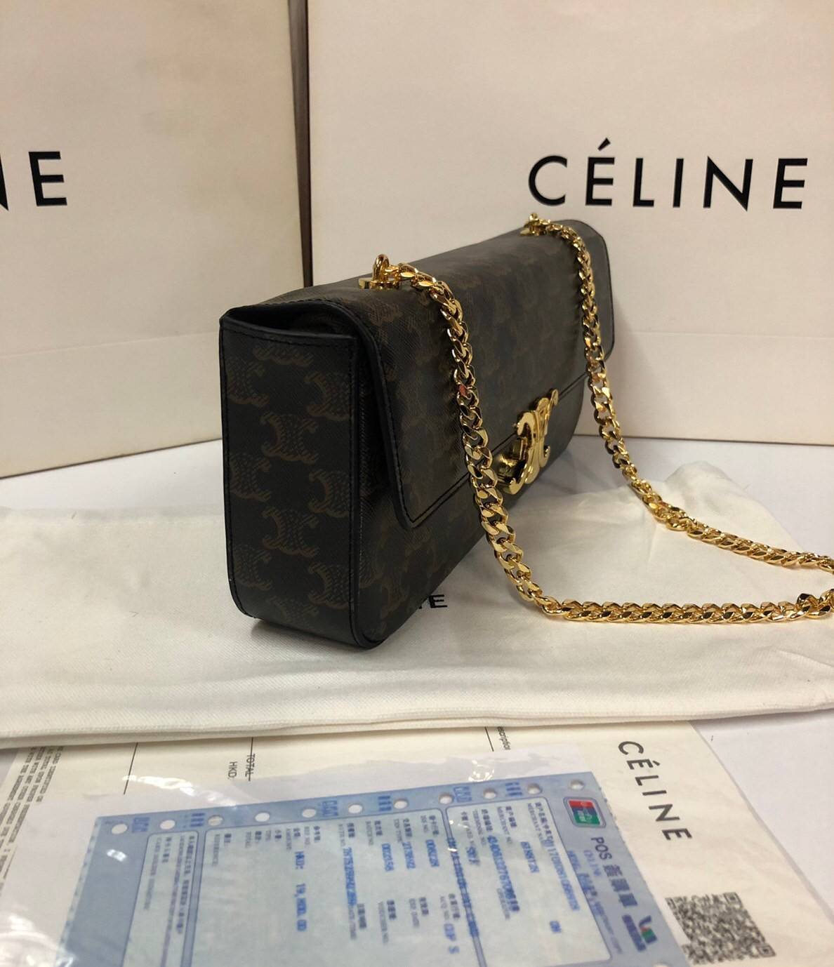 หนังแท้ CELINE TRIOMPHE CHAIN SHOULDER BAG INTRODUCING THE NEW CELINE BAG / CELINE CHAIN BAG TRIOMPHE IN SHINY CALFSKIN CELINE WOMEN WINTER 21 ก็ปังๆ ยาวๆ ไปเลยสิค่ะ งานหนังแท้ทั้งใบสวยหรู สวยมากกก เก๋มาก ต้องมีแล้วค่าา แบบใหม่ล่าสุด งานพึ่งเข้ามาน้อยน้าา