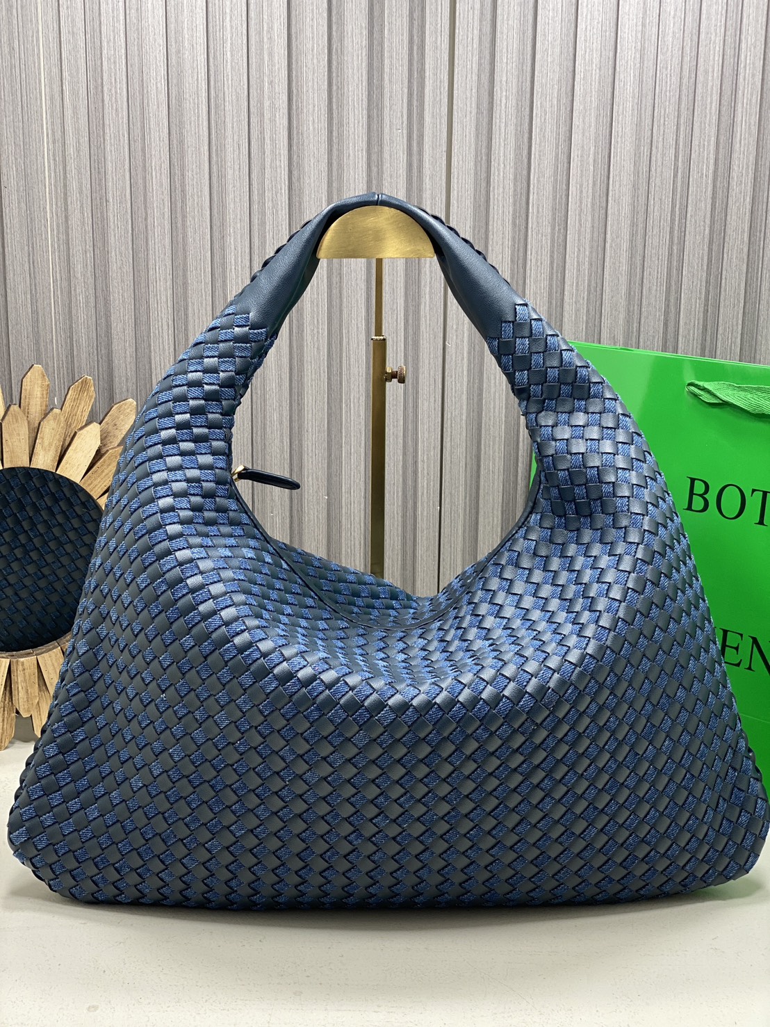 BOTTEGA Large Hop Shoulder Bag 48cm / BOTTEGA Hobo Bag กระเป๋าสะพายไหล่ใบใหญ่ จุของได้เยอะมาก ดีไซส์สานเป็นเอกลักษณ์สวยงาม