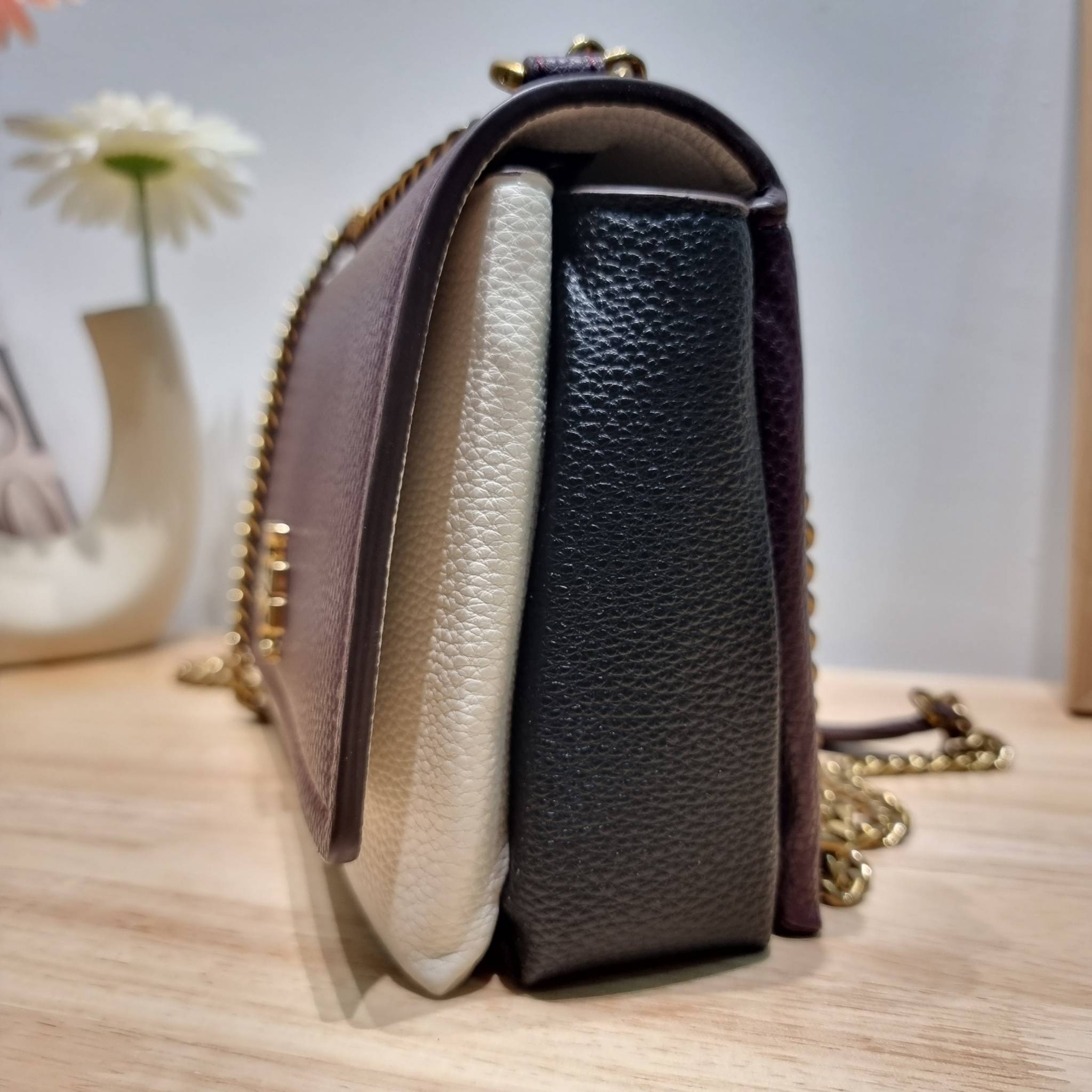 TORY BURCH LIMITED-EDITION SHOULDER BAG รุ่นลิมิเต็ด กับกระเป๋าสะพายไหล่ทรงผู้ดี ที่ผลิตมาในจำนวนจำกัด โดดเด่นด้วยอะไหล่ทองคลาสสิคหรูหรา