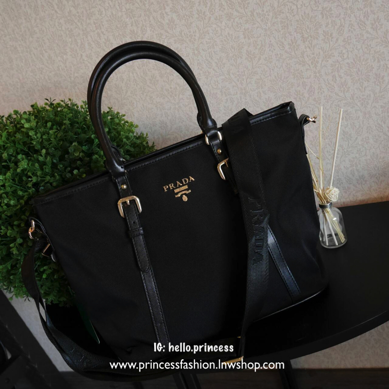 New item! มาใหม่ค้า กับรุ่น handbag กระเป๋าถือสะพาย จากงานพรีเมี่ยมกิ้ฟใหม่ บอกเลยว่า ใบนี้วัสดุเป็น Polyester **กันน้ำทั้งใบ ตัวกระเป๋ามาพร้อมสายเข็มขัดคาดด้านหน้าและด้านหลัง ให้ความหรูหราไปอีกแบบ หูกระเป๋าสามารถทำทรง ตั้งและพับได้ มาพร้อมอะไหล่สีทอง ด้า