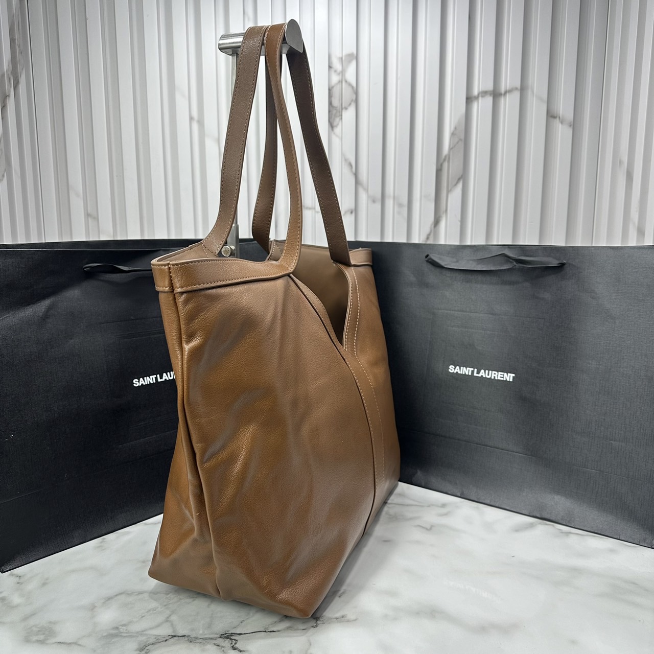 YSL Y TOTE IN LEATHER BAG กระเป๋าสะพายทรงโท้ทใบใหญ่ รุ่นใหม่ล่าสุด งานหนังแท้สวยเต็มใบ ดีไซส์เรียบหรูดูแพงอย่างแท้จริง ภายในโล่งกว้างมาก จุของได้เยอะสุด เอาใจสายแบกแต่ยังคงความหรูไว้ในตัวอย่างแน่นอน