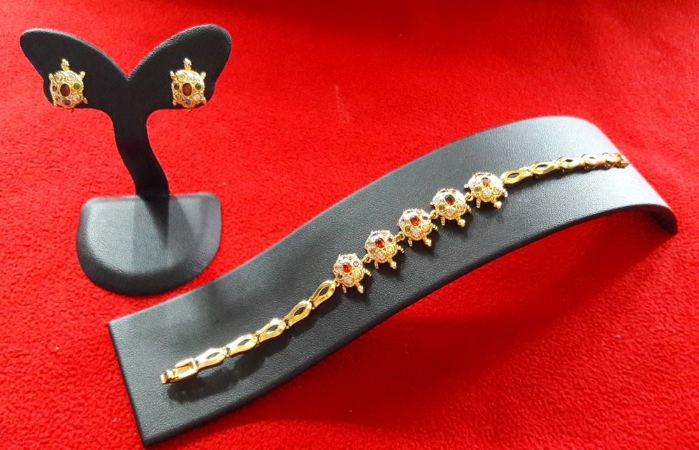 สินค้าหมดค่ะ ชุดสร้อยข้อมือและต่างหูเต่าพลอยนพเก้าเสริมโชคลาภ เงินทอง อายุยืนค่ะ