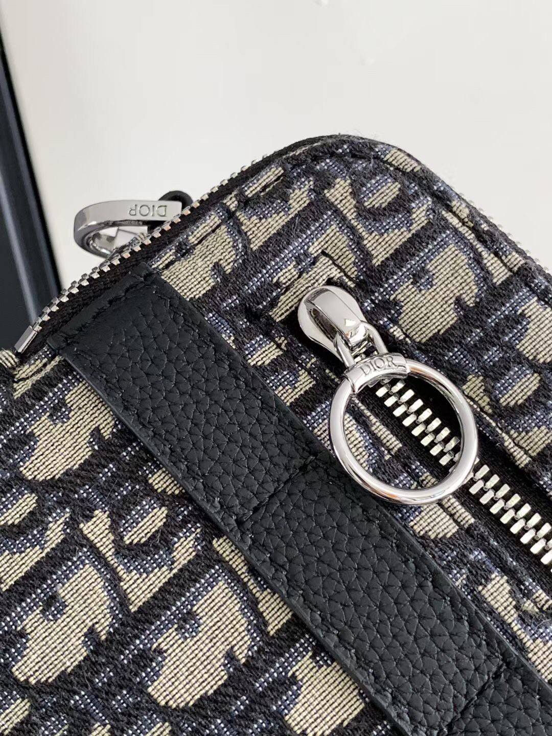 Dior Safari Square Oblique Messenger Bag / DIOR SAFARI MESSENGER OBLIQUE พร้อมส่ง กระเป๋าสะพายทรงแมสเซ็นเจอร์ ที่หนุ่มๆไม่ควรพลาด สวยหรูหราเป็นเอกลักษณ์แบรนด์ **สินค้าเกรดท็อปออริจินอล 1:1 สลับแท้ เกรดดีสุด