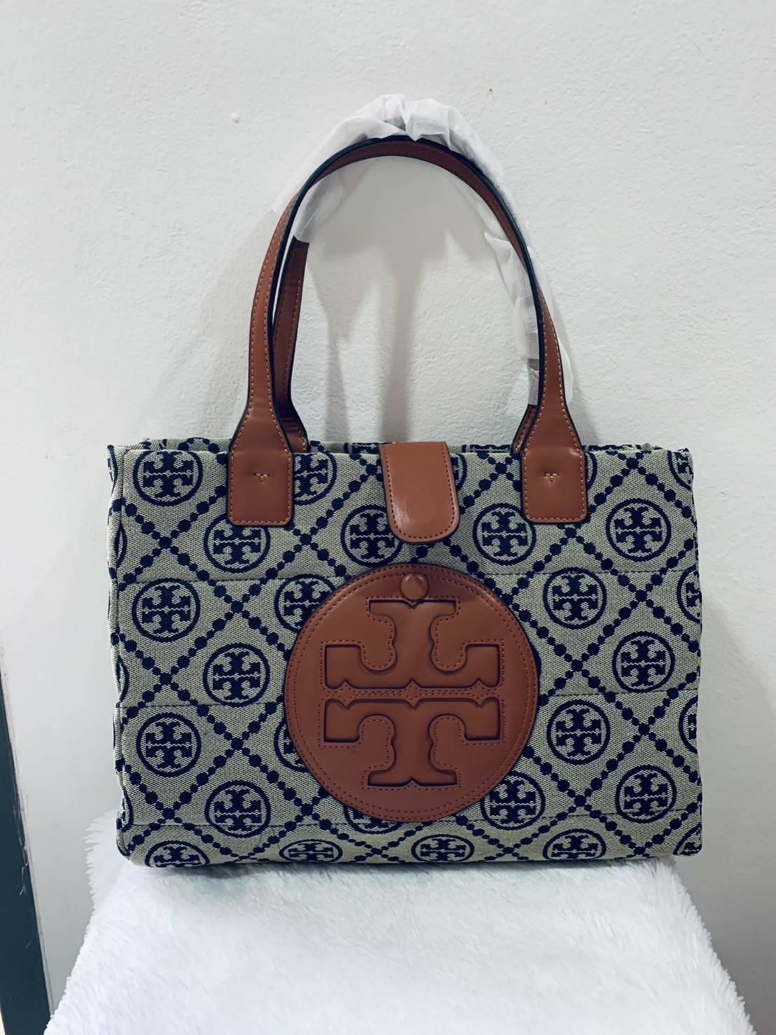 TORY BURCH MONOGRAM TOTE BAG กระเป๋าที่มีเอกลักษณ์เฉพาะตัว วัสดุผ้าแคนวาส Canvas ลวดลายโมโนแกรม เนื้อผ้าหนาสัมผัสนุ่ม โครงสร้างกระเป๋าวัสดุแข็งแรง
