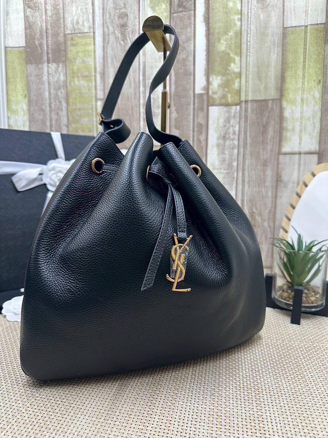 ORI หนังแท้ | YSL PARIS VII small hobo in grained leather / YSL Bucket Bag กระเป๋าสะพายทรงโฮโบบัคเก็ต งานหนังแท้ลายเกรน ฟังก์ชั่นสุดเลิศพร้อมเชือกรูด ดีไซน์รูปทรงใช้งานง่าย ภายในโล่งกว้างมาก