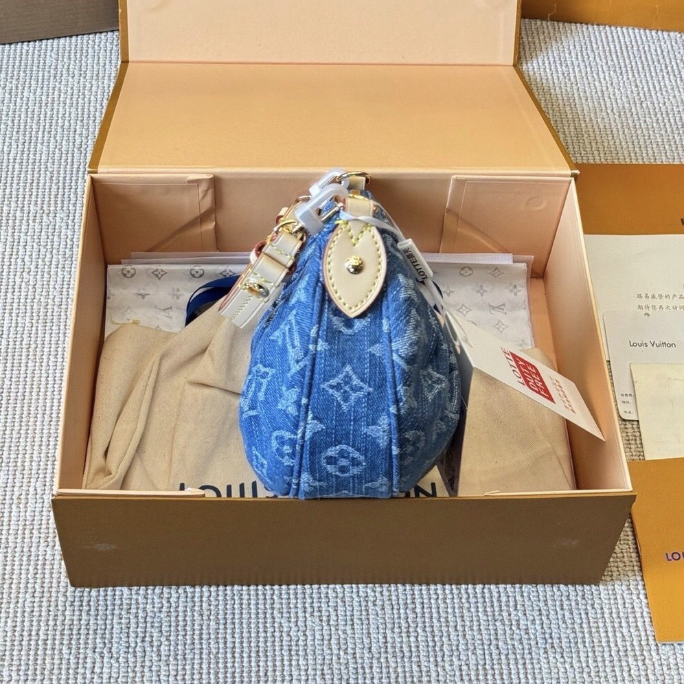 LV Pochette Valley Denim Bag กระเป๋าสะพายทรงพอชเดนิมวินเทจใบเล็กน่ารัก สุดไอคอนิกผสานสไตล์ล้ำสมัยเปี่ยมฟังก์ชัน ยังคงมีความเป็นเอกลักษณ์ ดีไซน์ลวดลายโมโนแกรมเรียบหรู