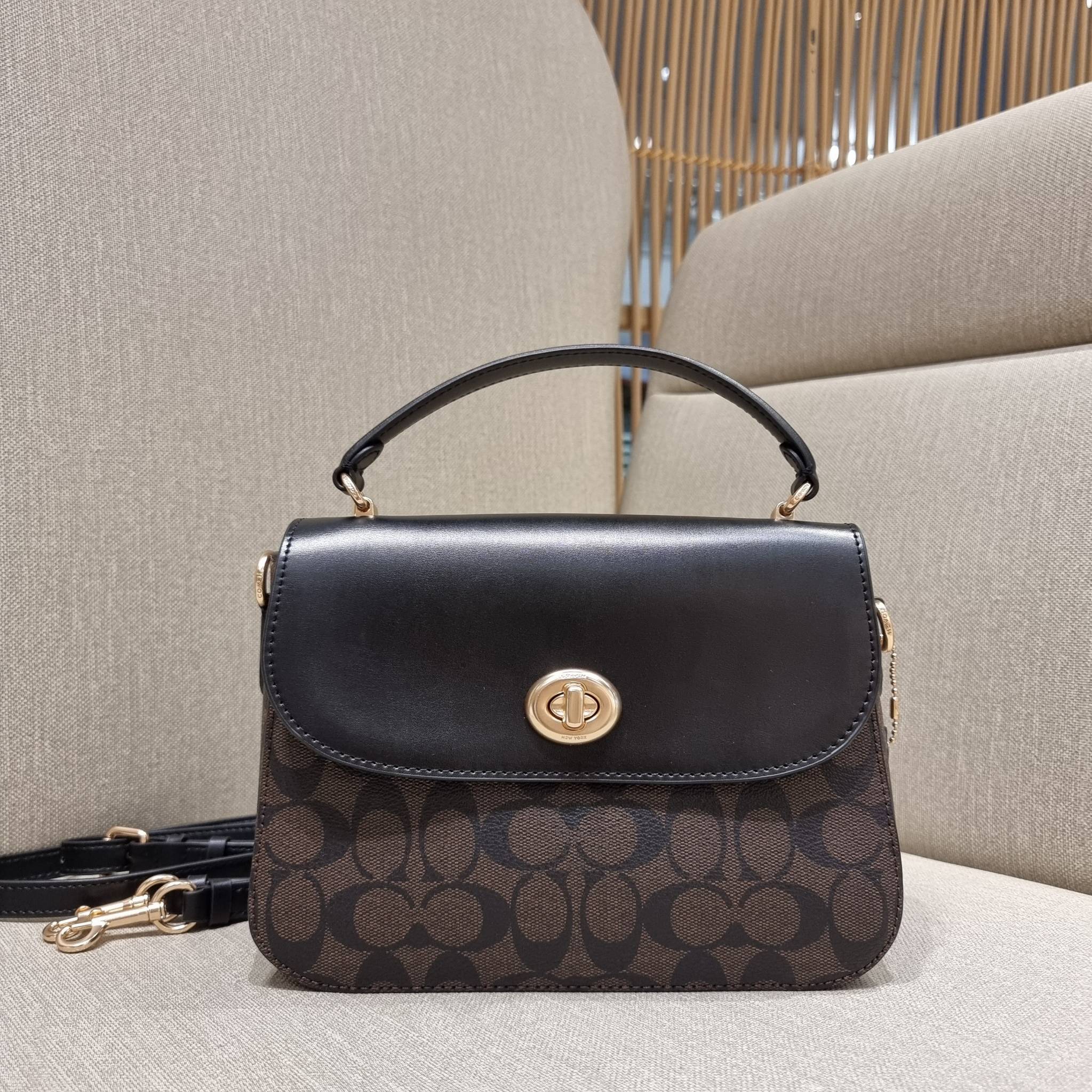 COACH C1765 MARLIE TOP HANDLE SATCHEL IN SIGNATURE CANVAS กระเป๋าถือ/สะพายข้าง มีดีไซน์ยูนีค โดดเด่น ตกแต่งโลโก้ด้านข้างอะไหล่ทอง สวยคลาสสิคด้วยวัสดุแคนวาสสลับหนังแท้ เปิด-ปิดด้วยตัวล็อคแน่นหนา ภายในเป็นช่องโล่ง ใส่ของได้ครบครัน มาพร้อมหูจับในตัวและสายสะพ