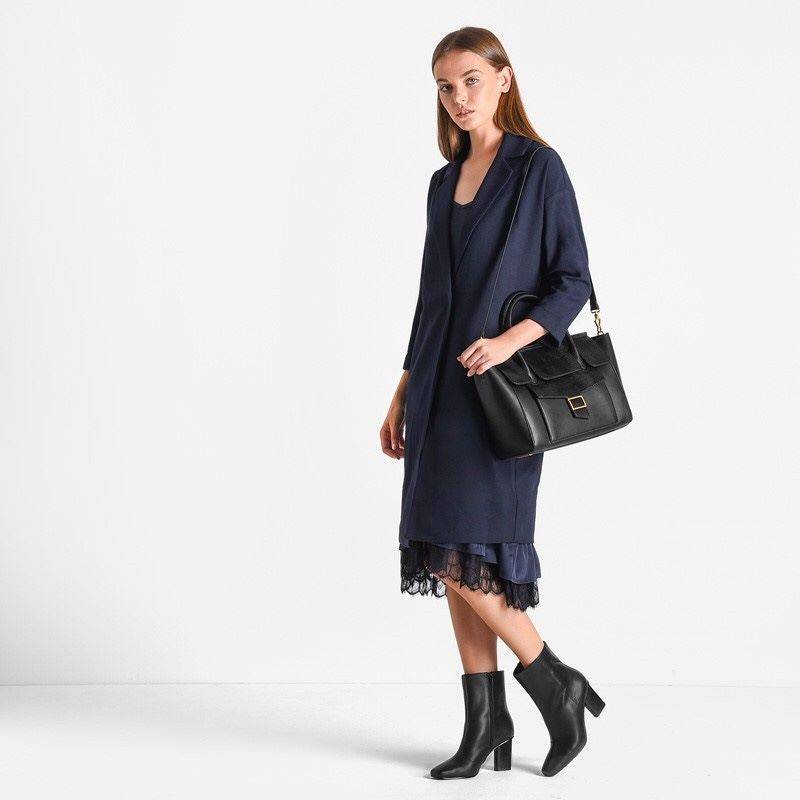 CHARLES & KEITH OVERSIZED TOP HANDLE BAG (Black) กระเป๋าถือใบใหญ่หนังเรียบสวยหรู กระเป๋าถือพร้อมสายสะพายไหล่ ปรับสายได้ค่ะ ด้านหน้ามีช่องเก็บของออกแบบเหมือนเข็มขัด เปิดปิดกระเป๋าด้วยกระดุมแม่เหล็ก อะไหล่สีทอง มีหมุดรองฐานกระเป๋า ด้านในมีช่องซิป 1 ช่อง