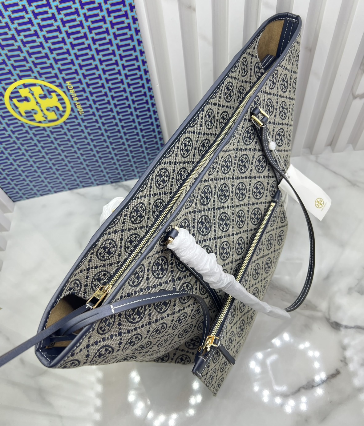 ORI หนังแท้ | Tory Burch T Monogram zip tote bag กระเป๋าทรงโท้ทใบใหญ่ทรงกว้างพร้อมใบเล็กเข้าเซ็ท ดีไซน์สายหนังแต่งคาดหน้า ตัวงานผ้าแจ็คการ์ดตัดขอบหนัง เดอะเบสท์ เซลเลอร์!!