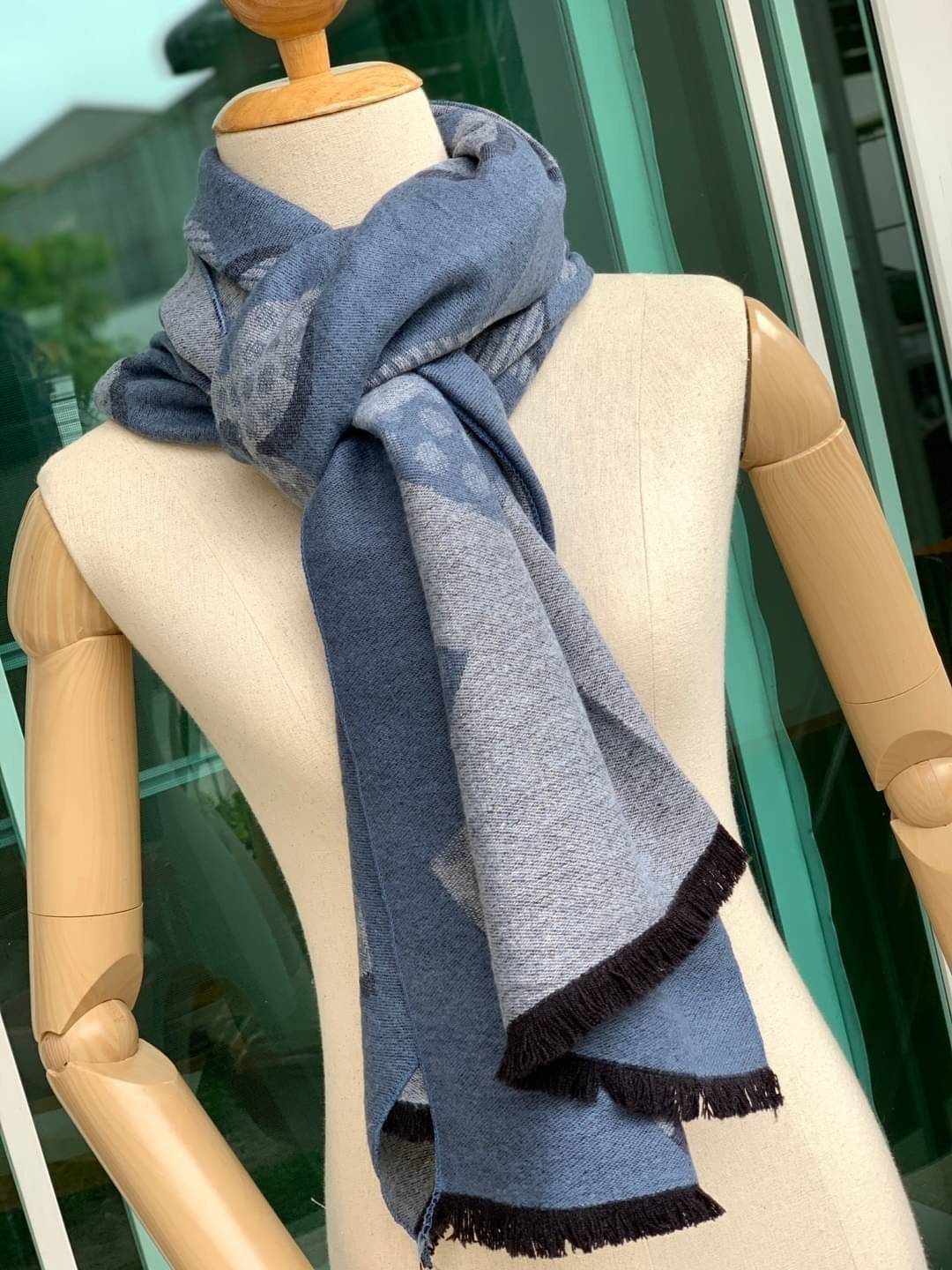 Louis Vuitton Women’s Scarves Accessories อีกหนึ่งแบรนด์ดังจากปารีส ด้วยงานพรีเมี่ยมกิ้ฟ ส่งมอบความรู้สึกดีๆให้กับคนที่คุณรัก ในรูปแบบผ้าพันคอและผ้าคุมไหล่ผืนใหญ่ให้ความอบอุ่น ถักทอด้วยผ้าcashmere ผ้าเนื้อดี สัมผัสนุ่มมือ ทอลายในตัว สีและลายคมชัด เหมาะสำห