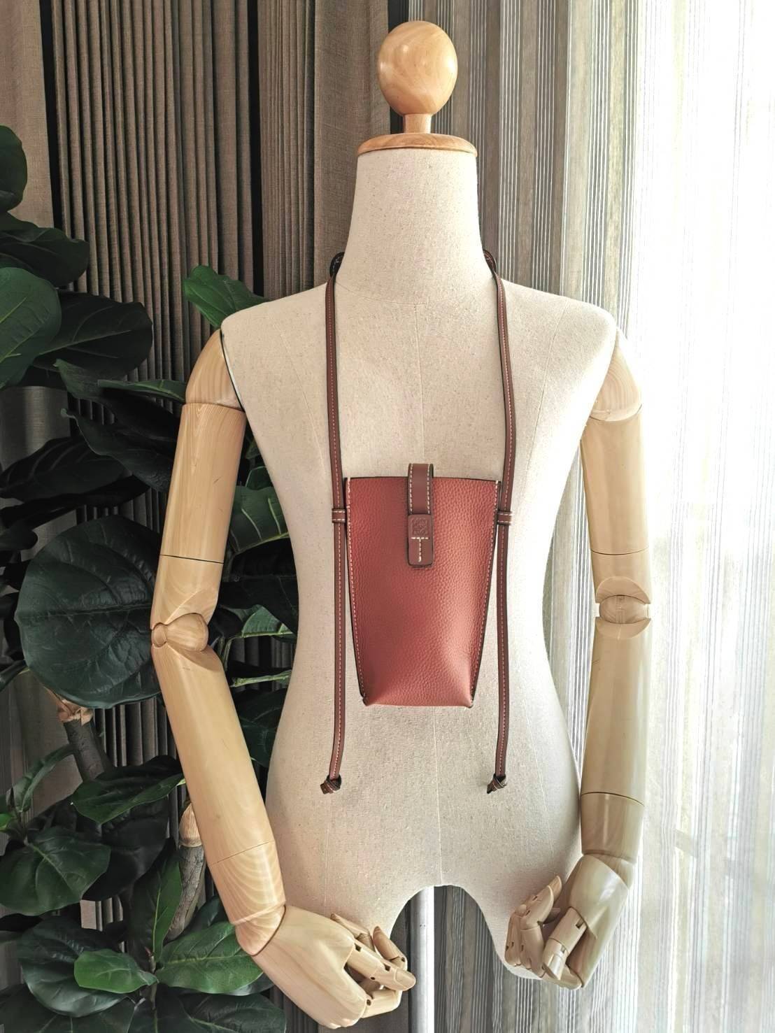 LOEWE MINI CROSSBODY BAG GIFT WITH PURCHASE (GWP) กระเป๋าสะพาย Limited จาก LOEWE วัสดุ Calfskin หนังแท้หนังสวยอยู่ทรงขนาดมินิดีไซน์มินิมอล ภายในโล่งใส่มือถือ บัตร ของจุกจิกได้ ด้านหลังมีช่องใส่ของ พร้อมสายหนังแท้คล้องคอได้ สะพายไหล่ Crossbody ได้ สายเลื่อ