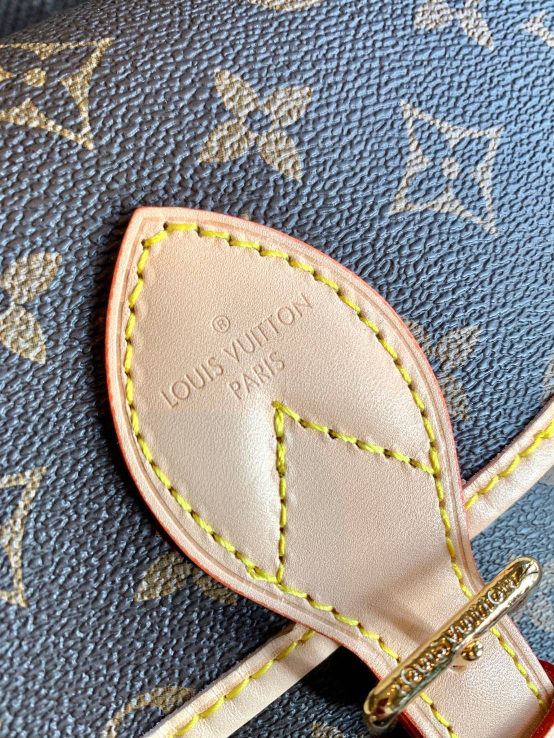 LOUIS VUITTON DIANE MONOGRAM พร้อมส่ง สุดคุ้ม! กับกระเป๋าLV พรีเมี่ยมกิฟ ตปท. หนังแท้ นิ่ม ทรงสวยมากๆค่ะ ((พื้นผิวหนังเป็นการขัดตามธรรมชาติจะมีรอยดำๆตรงขอบหนังนะคะ)) รุ่นนี้มาในลุคสวย หรู ดูชิล เพราะไม่ว่าลุคไหนๆก็เอาจริงๆจ้า! เปิดปิดกระเป๋าแบบกระดุมแม่เห