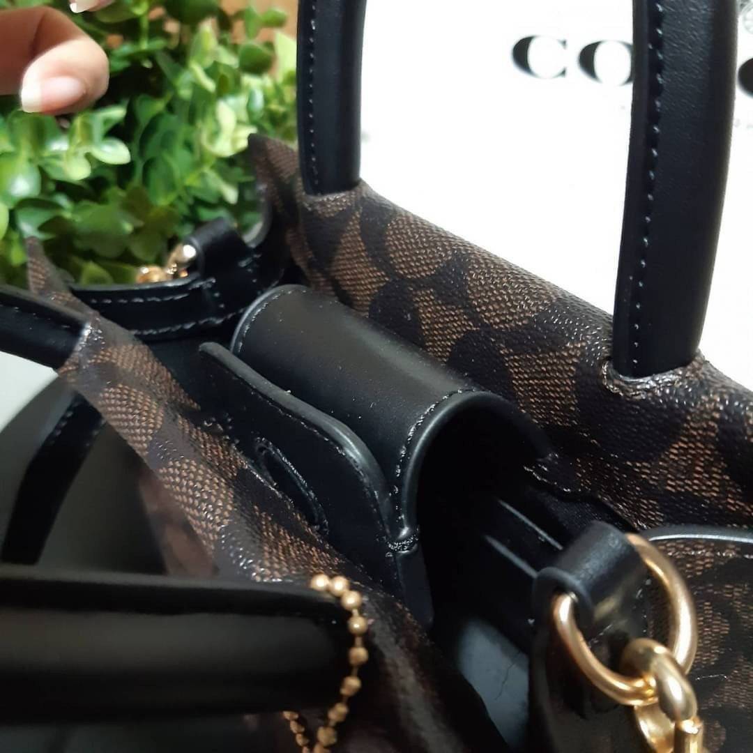 COACH 5693 MINI CALLY CROSSBODY IN SIGNATURE CANVAS กระเป๋าครอสบอดี้โท้ทมินิไซส์ รุ่นใหม่สุดฮอต!! ใบจริงคือน่ารักม้ากกกก!! สวยอยู่ทรง น่ารักน่าใช้ วัสดุหนังแคนวาสเคลือบลาย ปากกระเป๋ามีกระดุมแม่เหล็ก มาพร้อมหูจับในตัวและสายสะพายข้าง ถอดออกหิ้วเก๋ๆก็ได้ หรื