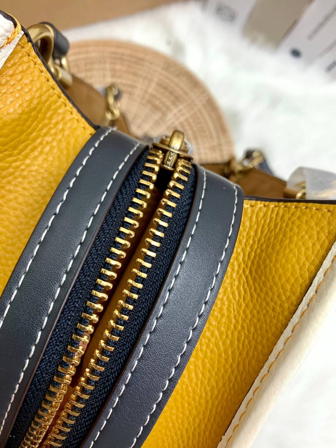 LIMITED EDITION!💥 💋สวยต้องยกนิ้วให้นางไปเลยจร้าา👍👍 COACH DISNEY X COACH ROGUE 25 WITH MICKEY MOUSE((C6166)) 📌พร้อมส่งที่ไทยก่อนใคร คุณภาพจัดเต็มบอกเลย หลงรักแน่นอนค่ะ! ✔️กระเป๋าหิ้ว//คล้องไหล่//สะพายข้างได้ ส