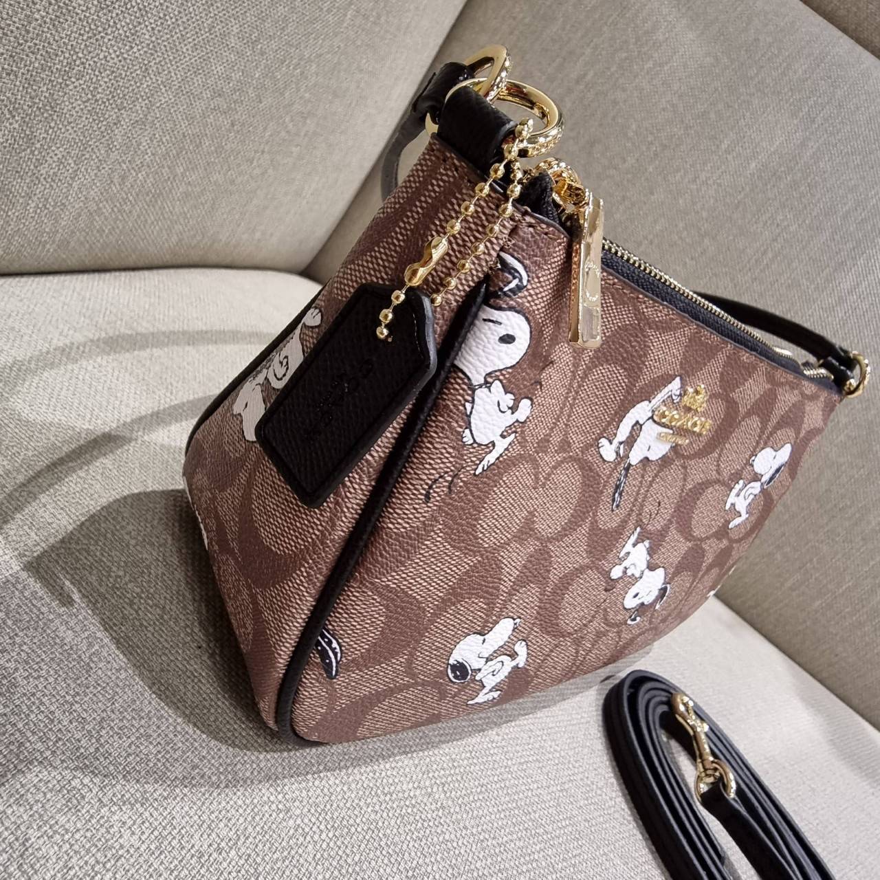 OUTLET 】COACH F36674 TOP HANDLE POUCH IN SIGNATURE WITH SNOOPY PRINT คอลเลคชั่นใหม่ ในสไตล์พอช มาให้ช้อปก่อนใครในไทยจ้า น่ารักน่าใช้ไปอีกกับกระเป๋าสะพายทรงฮิตตลอดกาล ด้วยดีไซน์ที่ออกมาให้ใช้งานได้ง่าย ขนาดกำลังเหมาะ วัสดุแคนวาสทนทาน ดีไปหมดขนาดนี้!! คุณลู