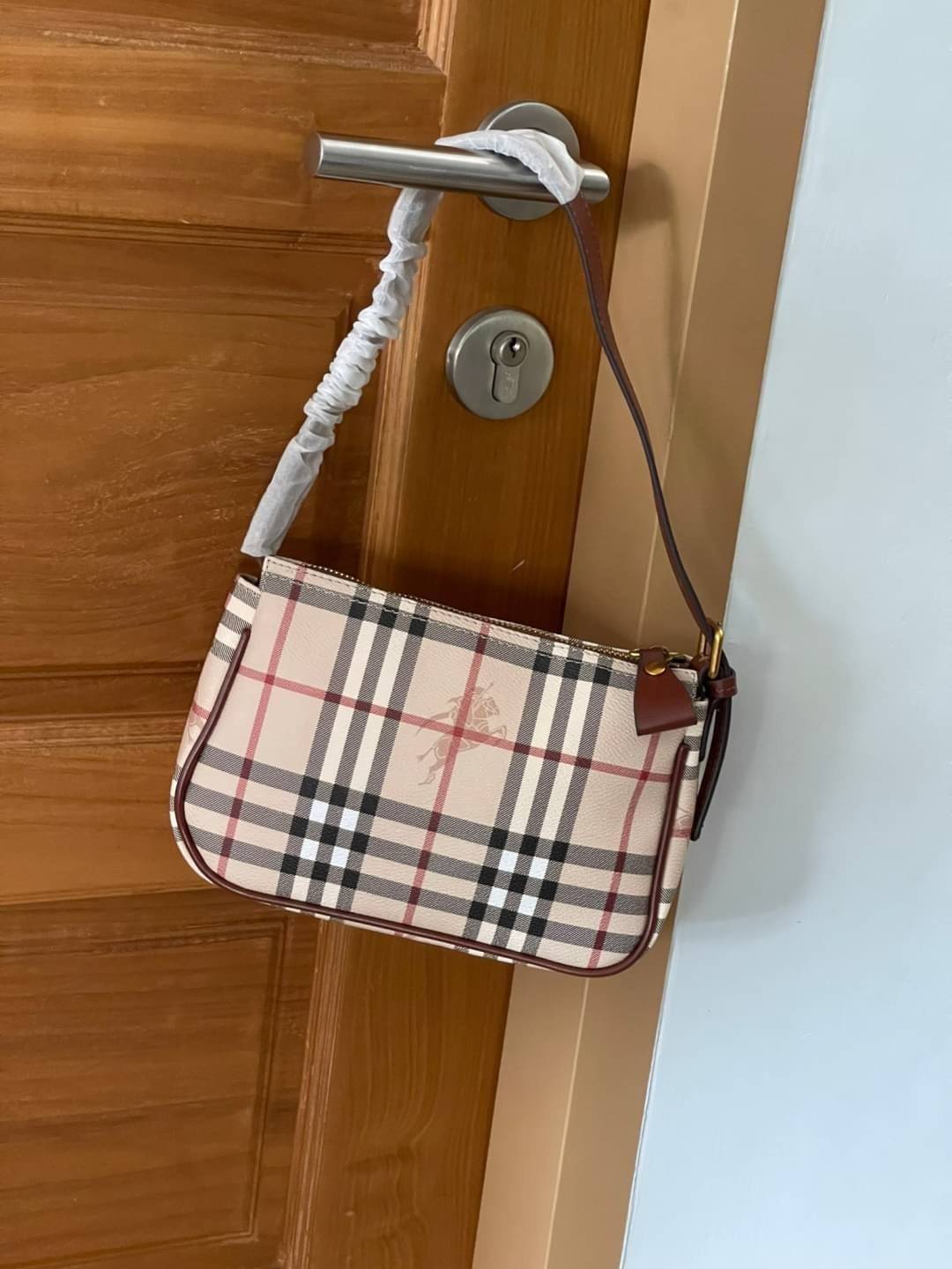 VIP 】Burberry Nova Check Small Shoulder Bag กระเป๋าสะพายไหล่ Vintage Check ที่ถือว่าเป็นสัญลักษณ์อันเก่าแก่ของแบรนด์ ภายในเป็นช่องโล่งกว้าง และมีคุณสมบัติการใช้งานที่ครบครัน อีกทั้งยังเปิด-ปิดง่ายด้วยซิปเดียว มีอะไหล่โลหะสีทองที่ช่วยให้กระเป๋าดูหรูหรามากย