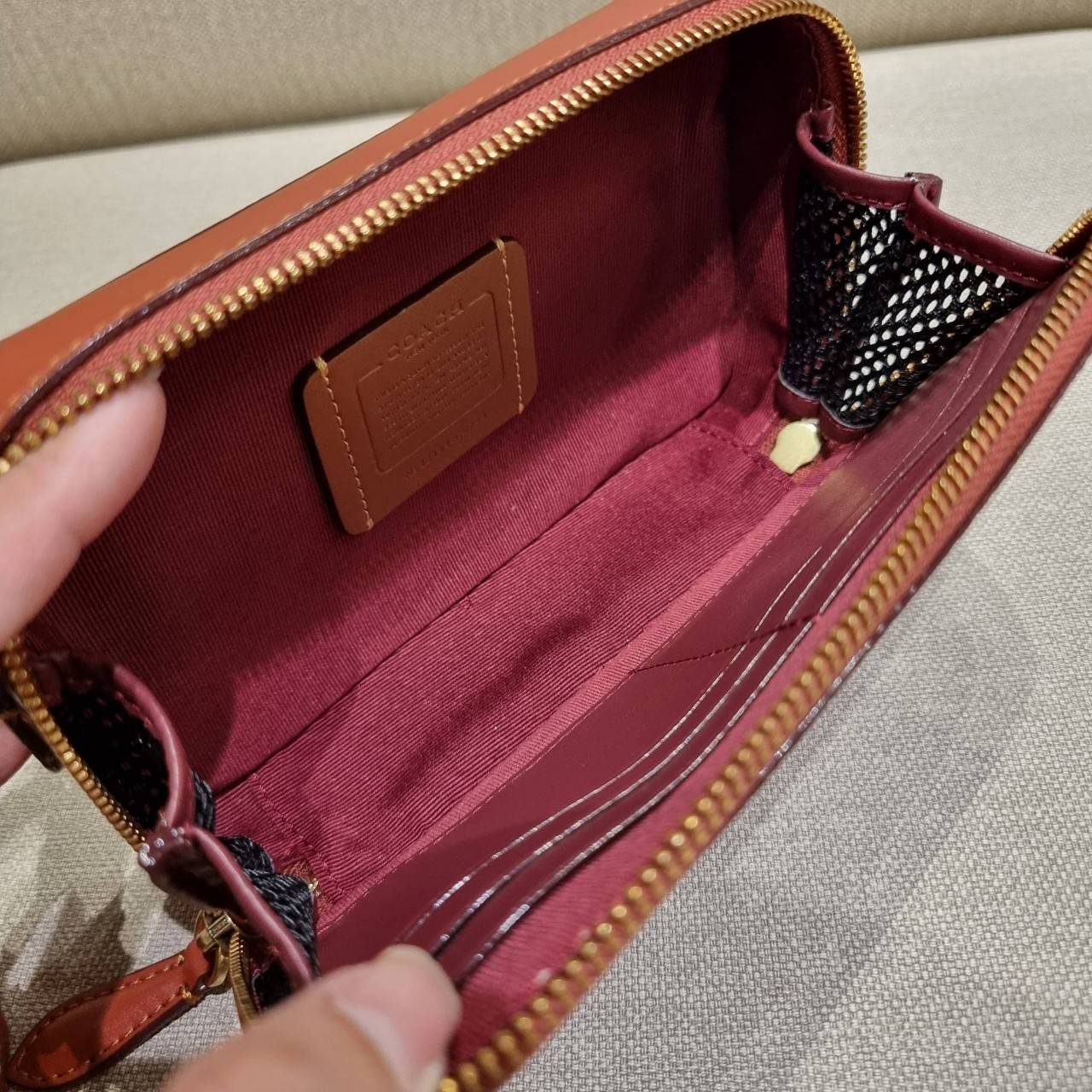 COACH C6744 CHARTER SLIM CROSSBODY IN SIGNATURE CANVAS WITH PATCHES คอลเลคชั่นฮอลิเดย์ สดใสพร้อมปังพร้อมส่ง!! น่ารักมากๆกับดีไซน์สกีเรทโทรวินเทจ วัสดุหนังแคนวาสเคลือบลายสลับหนังแท้ โดดเด่นด้วยแพทช์ลายสวยคม ดีเทลความเลิศมันอยู่ตรงนี้!! ตรงที่มีน้องใบเล็กมา