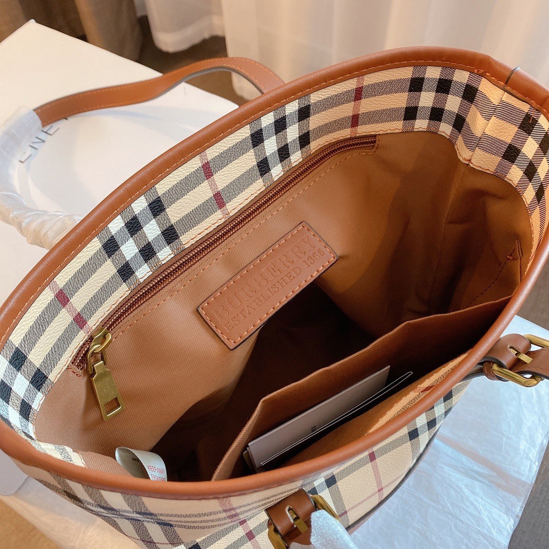 พรีเมี่ยมกิ๊ฟแท้ BURBERRY VINTAGE BAG VIP GIFT WITH PURCHASE (GWP) กระเป๋าสะพายไหล่ พรีเมี่ยมกิ๊ฟ Limited Edition จากBURBERRY วัสดุหนังPVC สวยหนังนิ่ม ตัดด้วยสายหนังสีน้ำตาลเข้ม