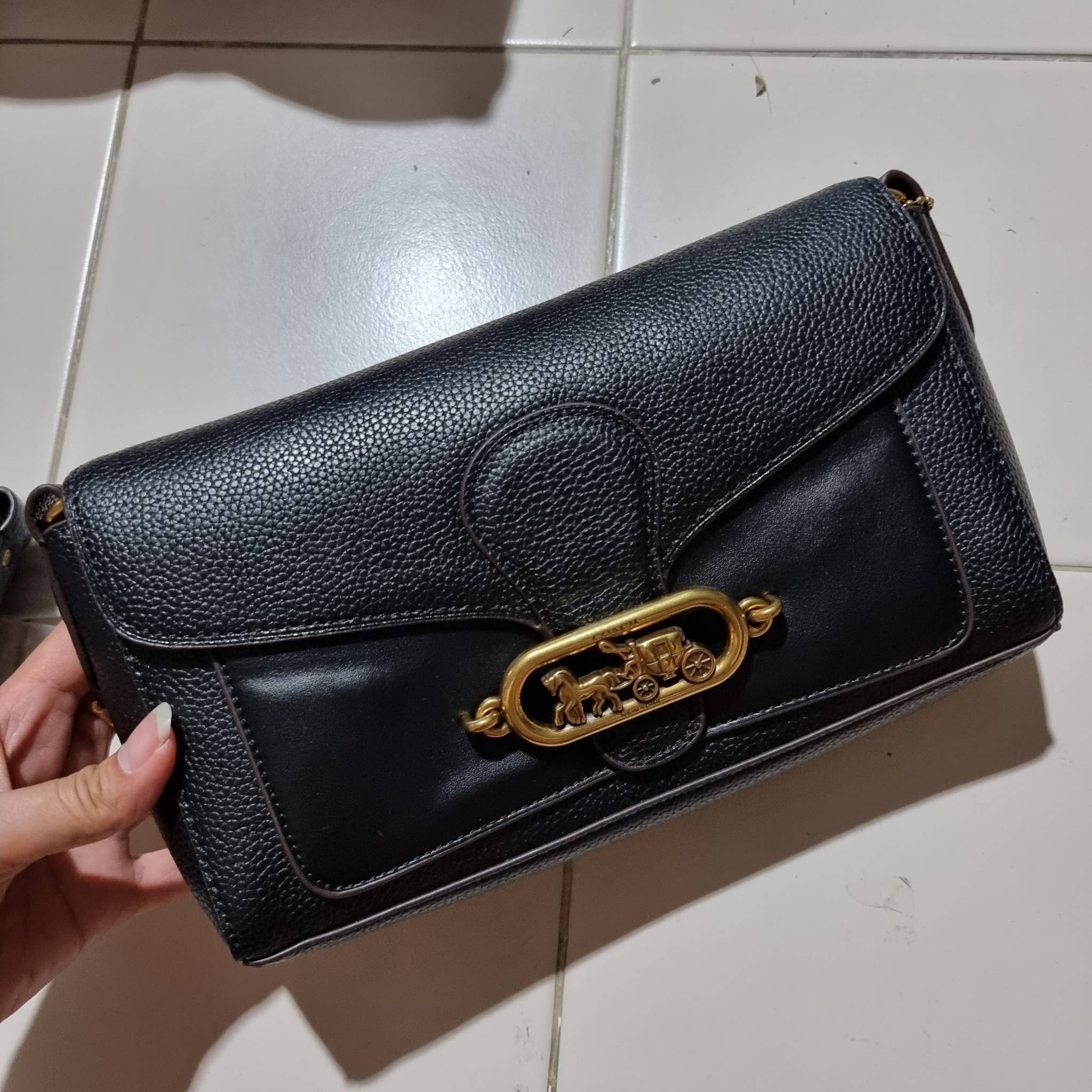 COACH SMALL JADE SHOULDER BAG [F91105,90782] กระเป๋าสะพายไหล่ ดีไซน์วินเทจย้อนยุค สวยคมชัด คลาสสิคใช้ได้ทุกลุค วัสดุหนัง pepble ทนทาน เปิด-ปิดด้วยฝาคาดโลโก้ พร้อมแถบแม่เหล็กในตัว รับรองแน่นหนา ด้านหลังมีช่องซิปให้ ภายในเป็นช่องโล่ง ขนาดกำลังดี ใช้งานง่าย 