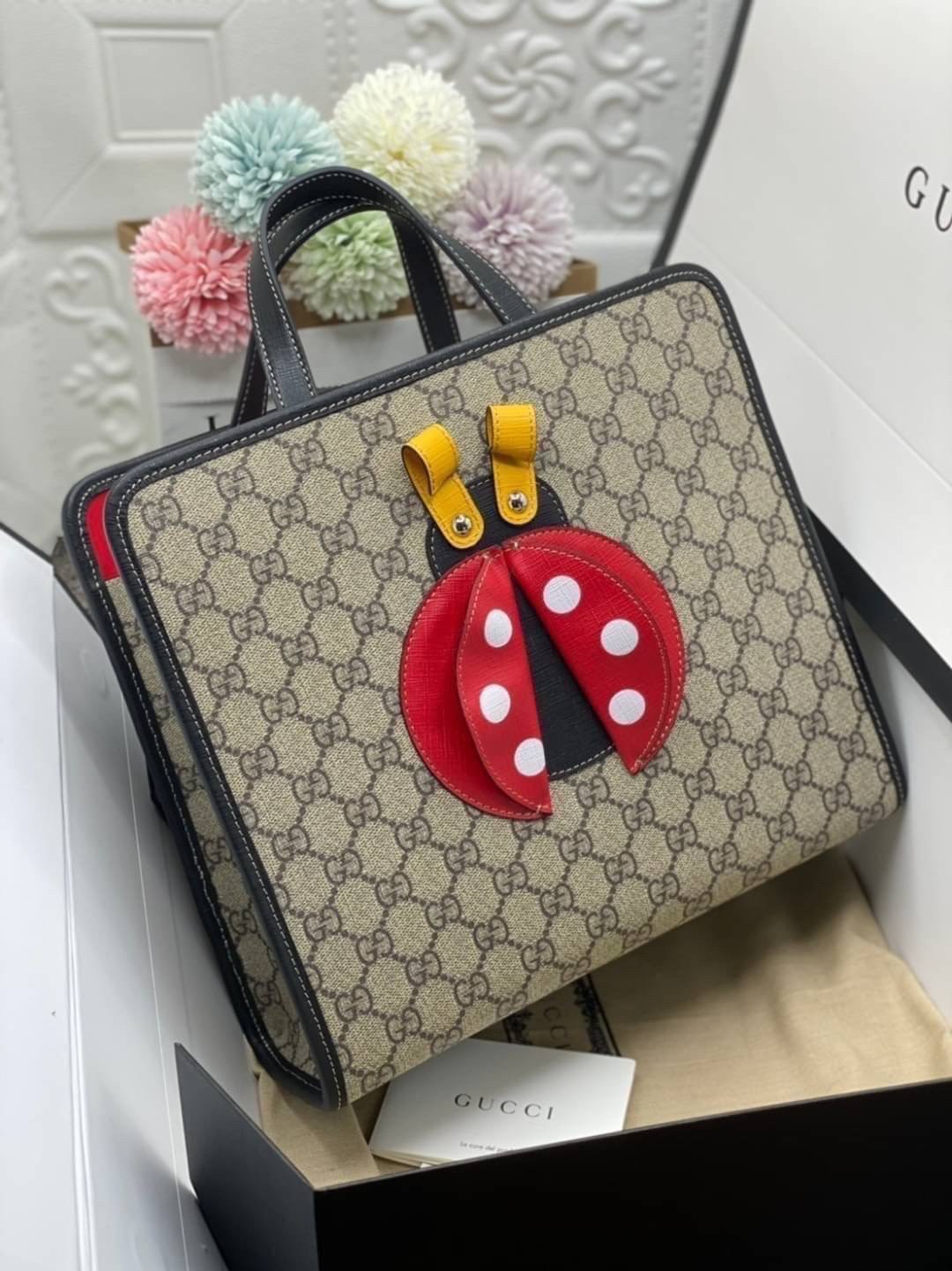 Ori GUCCI Children's tote bag GG kids ที่สุดของความน่ารัก ลิมิเต็ดแบบไม่มีเอาท์ สาวๆสายหวานไม่ควรพลาดด้วยประการทั้งปวงเลยค่าา หนังแท้เกรดดีที่สุด พิมพ์ลายแบรนด์รอบใบเทคเจอร์สวยอยู่ทรง ภายในมีโลโก้กว้างและจุสุดๆใส่สัมภาระได้เยอะ ภาพถ่ายจ