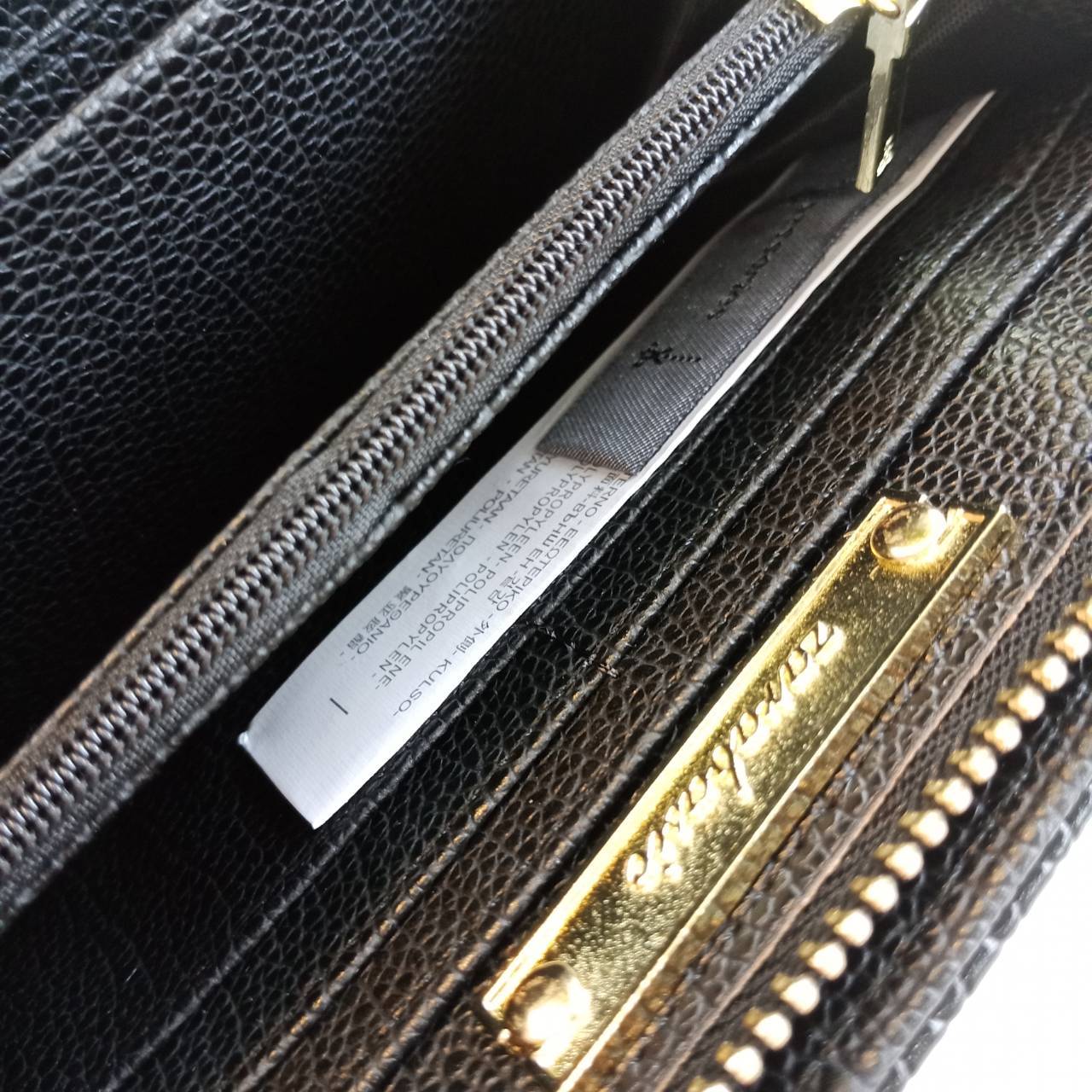 Restock! กระเป๋าสตางค์ยาว ZARA กระเป๋าสตางค์ใบยาวซิปรอบจาก ZARA Outlet หนังสีดำ ลายสวยไม่เหมือนใคร หนังนิ่มมือ ภายในมีโลโกอะไหล่ทอง มีช่องใส่บัตรหลายช่อง ใส่แบงค์ เหรียญ ได้ค่ะ ดีไซด์เรียบหรูหรือจะซื้อเป็นของขวัญ ใบนี้แนะนำเลยคะ!