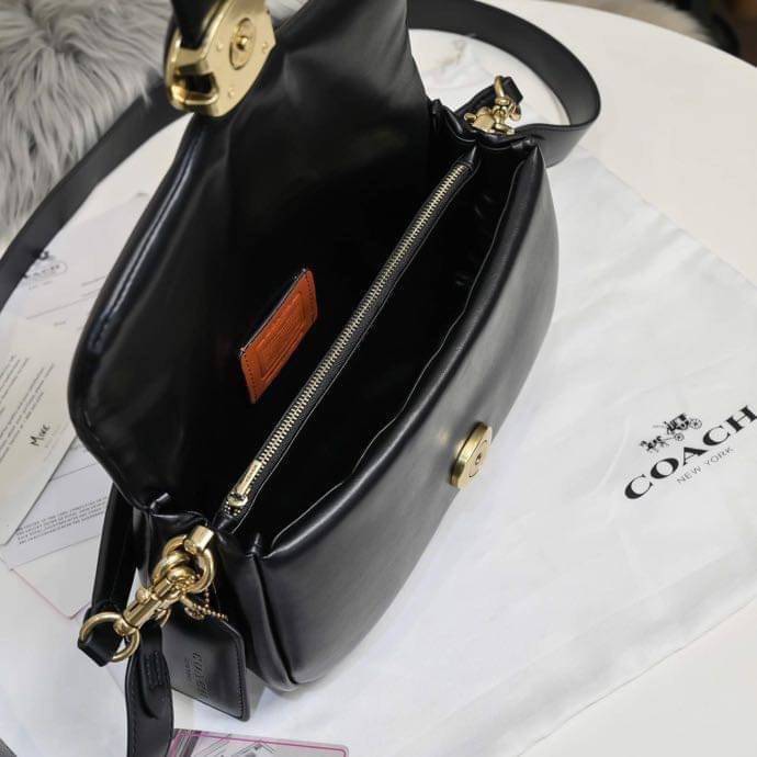 COACH PILLOW TABBY SHOULDER BAG 26 ไซส์ใหญ่ จุของได้ล้นๆ มาใหม่ขายดีที่สุด หนัง nappa หนานิ่ม นุ่มมากๆ พร้อมโลโก้รุ่นใหม่ด้วยเช่นกัน เพิ่มความหรู ดูดีเข้าไปอีกค่ะ