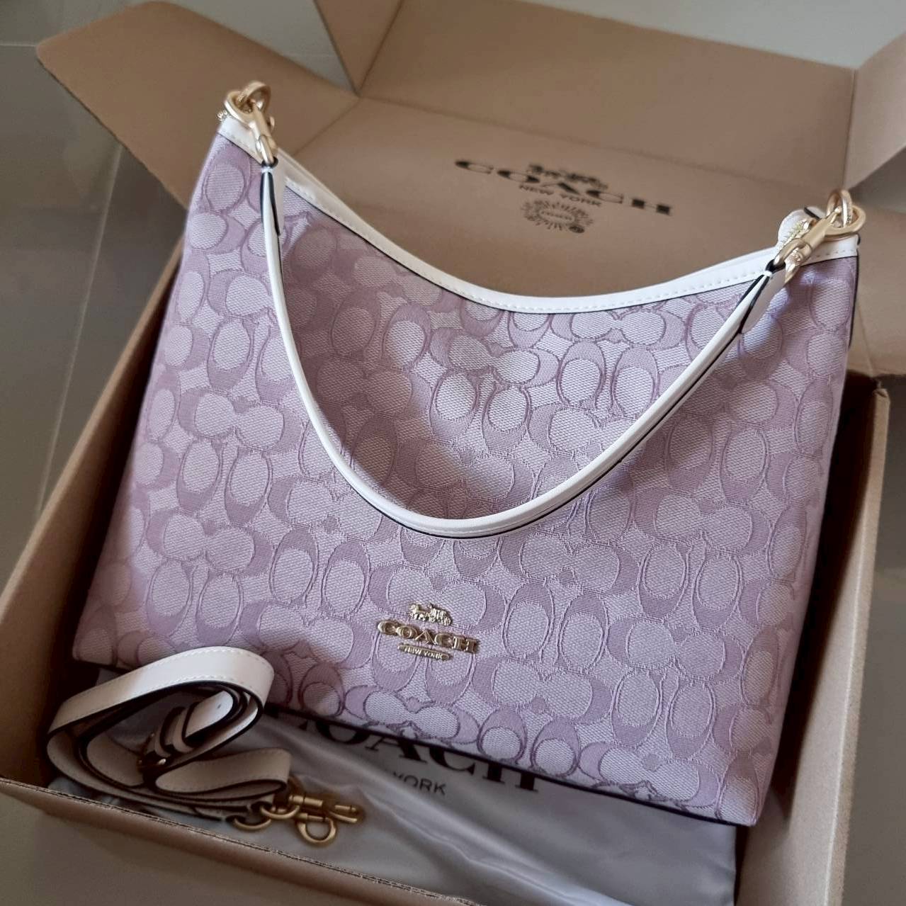 ORI หนังแท้ | Coach Laurel Signature shoulder bag กระเป๋าสะพายทรงโท้ท มาใหม่ในโทนสีน่ารักสุดจะคิวท์ มีให้ทั้งสายคล้องไหล่ และสายสะพายข้าง ใช้แมทช์ได้กับทุกลุคทุกสไตล์ ภายในเป็นช่องโล่ง มีซิปและช่องย่อย จุของได้เยอะกว่าที่เห็นมากๆ