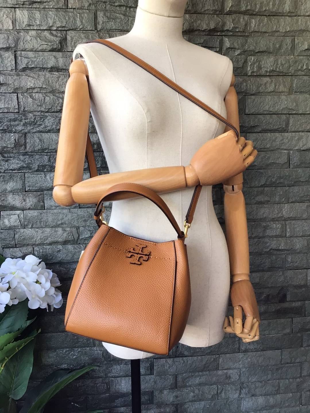 คอลเลคชั่นขายดี มากี่รอบๆ ก็หมดไวทุกรอบ!! TORY BURCH MCGRAW MINI BUCKET BAG กระเป๋าสะพาย และ ถือ คล้องแขน ทรงถัง สะพายได้ 2 ทรง ผลิตจากหนังแท้ หนังลูกวัว หนังนุ่ม หนังหอม น้ำหนักเบามากกก!! หนังลื่น นิ่มสวยมากๆ!! ด้านหน้าประดับโลโก้แบรนด์ ภายในโล่งกว้าง มี