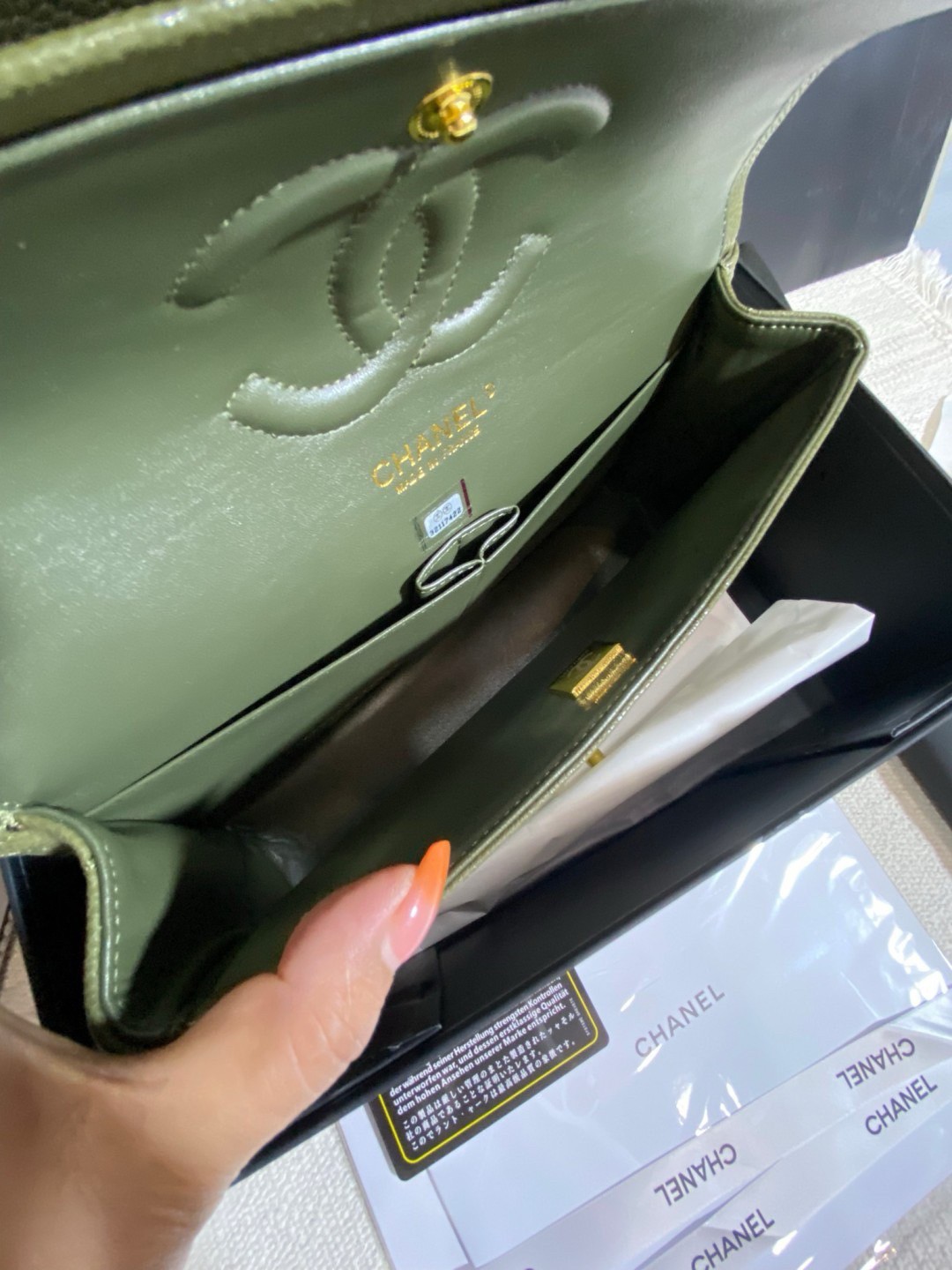 CHANEL Classic Medium Flap Bag กระเป๋าสะพายคลาสสิกรุ่นยอดนิยมตลอดกาล ดีไซน์เรียบหรูหราขับผิว งานหนังแท้สวยมาก มีอะไหล่เงินและทอง สุดยอดเดอะเบสท์ไอเท็ม