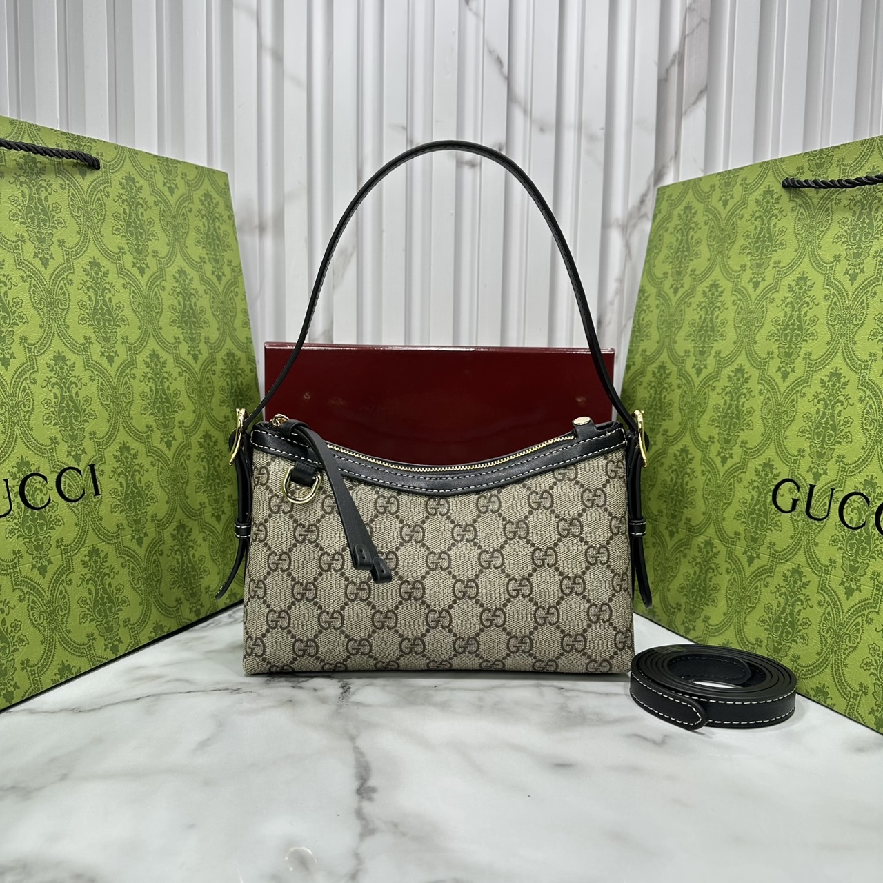 ORI หนังแท้ | Gucci GG Emblem small shoulder bag กระเป๋าสะพายทรงพอช ถือ/คล้องไหล่เก๋ๆหรือสะพายข้างได้ ทรงสวยคลาสสิค มีอะไหล่ห่วงสำหรับห้อยพวงกุญแจได้ เป็นไอเท็มต้องมีและยกเป็น everyday bag ได้เลย