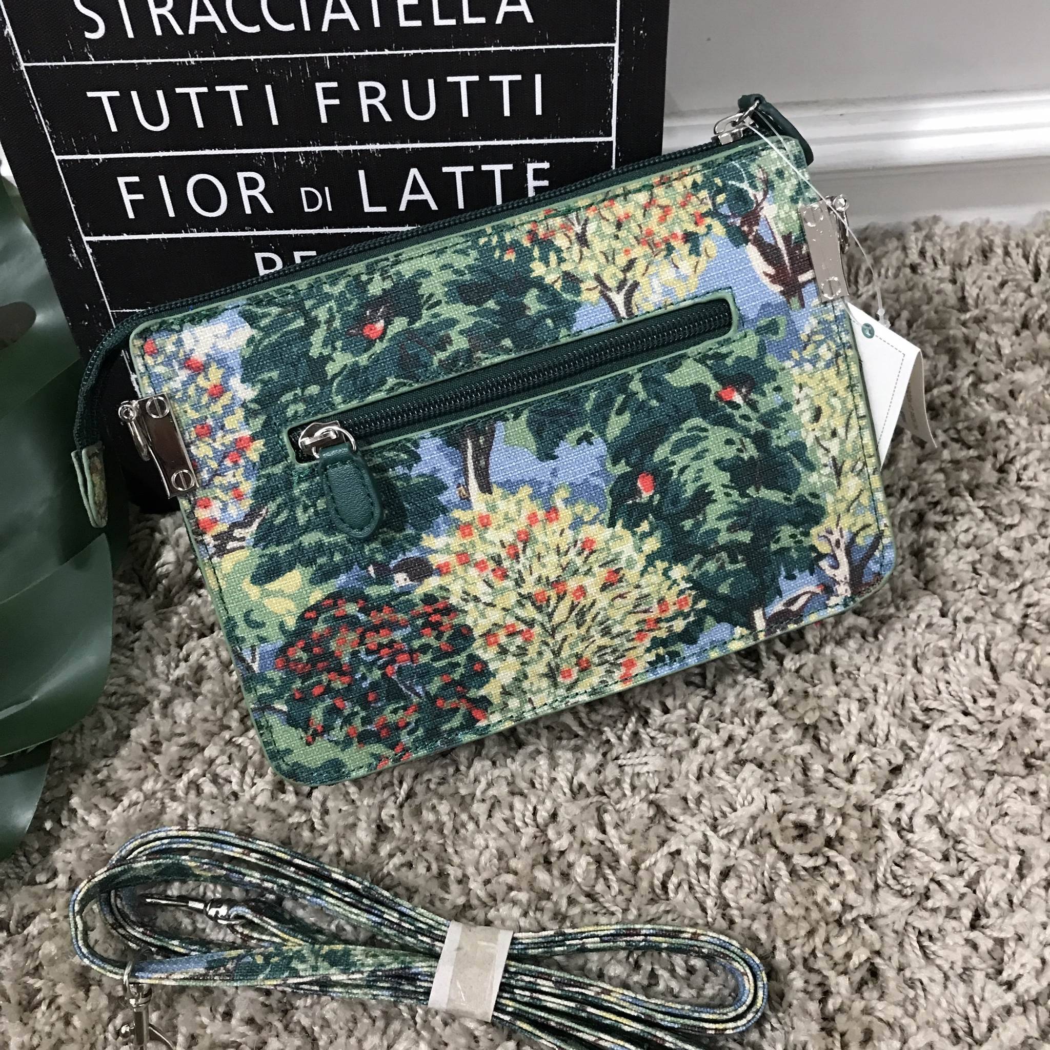 Cath Kidston mini pouch กระเป๋าขนาดน่ารัก ขนาดกะทัดรัดน่าใช้ค่ะ มาพร้อมสายสะพายยาวถอดออกได้ ใบนี้มีสายให้เลือกถึง 3 ลายค่ะ ตามแบบฉบับของ แบรนด์ Cath Kidston ค่ะ ใบนี้ปากกระเป๋ามีซิปค่ะ ด้านในบุผ้าสักหลาด สามารถใส่โทรศัพท์ iphone 7 plus ได้ค่ะ ด้านหลังมีช่