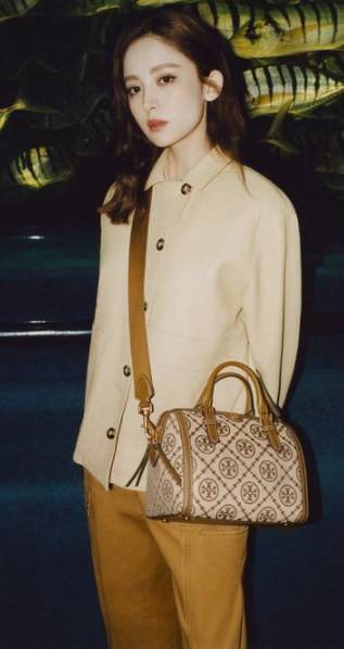 สวยก่อนใครแน่นอนค่ะนาทีนี้💋 💥รุ่นที่กำลังฮิตมากตอนนี้ของเหล่าคนดังใน ตปท.! TORY BURCH T MONOGRAM JACQUARD BARREL ((ใบใหญ่)) พร้อมส่งที่ไทยทันที! กระเป๋าทรงหมอนจาก Tory burch วัสดุ jacquardทอลายแบรด์+หนังแท้ ได้สวยงามหรู ดูคลาสสิคมากๆค่ะ เป