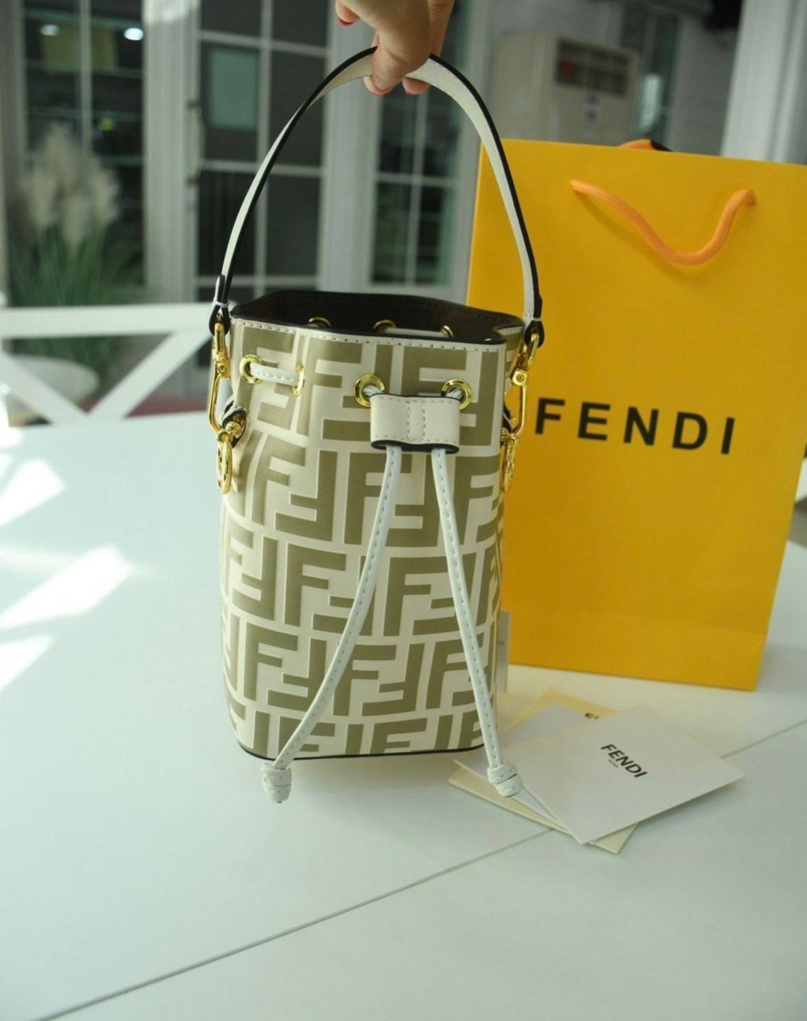 Fendi MonTresor mini Bucket Bag กระเป๋าถือหรือสะพายข้าง วัสดุหนังแท้หนังแข็ง ทรงขนมจีบ ลายแบรนด์ อะไหล่ทองหรูหรา จุของได้เยอะ น้ำหนักเบา ตั้งอยู่ทรง ด้านในโล่ง มี2สาย สายสั้น+ยาว ถอดสายได้ Crossbody ได้ สายยาวปรับระดับได้ คุ้มสุดๆ ใบนี้ไม่ควรพลาดค่ะ ดาราเ