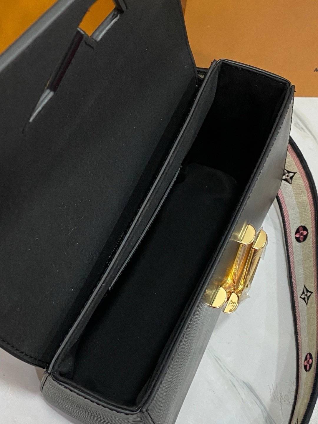 ORI หนังแท้ | LV Twist MM bag Epi grain leather กระเป๋าสะพาย/กระเป๋าถือรุ่น พร้อมสายสปอร์ต หนังลายเกรน Epi โดดเด่นด้วยโลโก้หน้า สวยหรูเป็นเอกลักษณ์ ดีไซน์คัลเลอร์บล็อค สัมผัสโดดเด่นแมตช์กับทุกสไตล์