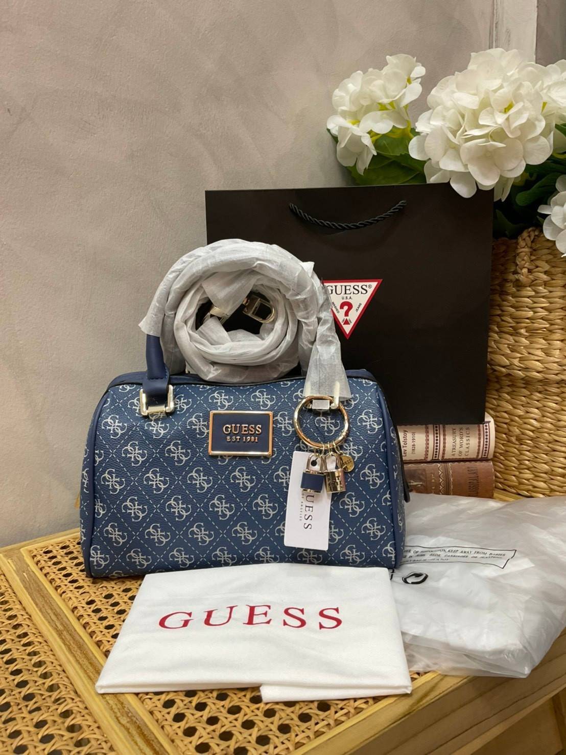 Guess Handbag with Small Shoulder Strap Tyren SG796605 New collection!! Guess ทรงหมอน ขนาดเล็ก ลายซิกเนเจอร์แบรนด์ ทรงหมอนยอดฮิต มีให้เลือก 5 สี สีสวยคลาสสิก เข้ากับง่ายกับทุกชุด ปิด/เปิด ด้วยซิป ภายในโล่งกว้าง แยกเป็นสัดส่วนใช้งาน ซับในตราแบรนด์ ใส่กระเป