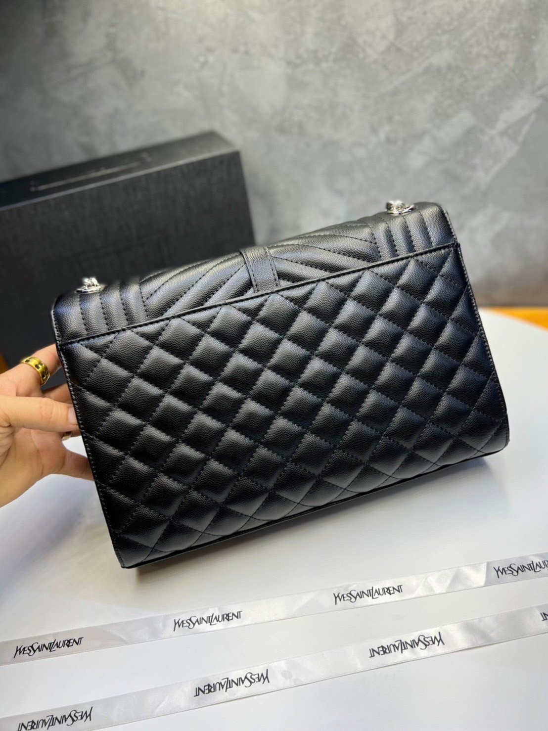 หนังแท้ YSL Saint Laurent Large Cassandra quilted shoulder bag กระเป๋าสะพายใบใหญ่ ดีไซน์ทรงสวยหรู ตอบโจทย์ได้ทุกสไตล์ ภาพสินค้าถ่ายจากงานขายจริง ใช้งานต่างประเทศได้