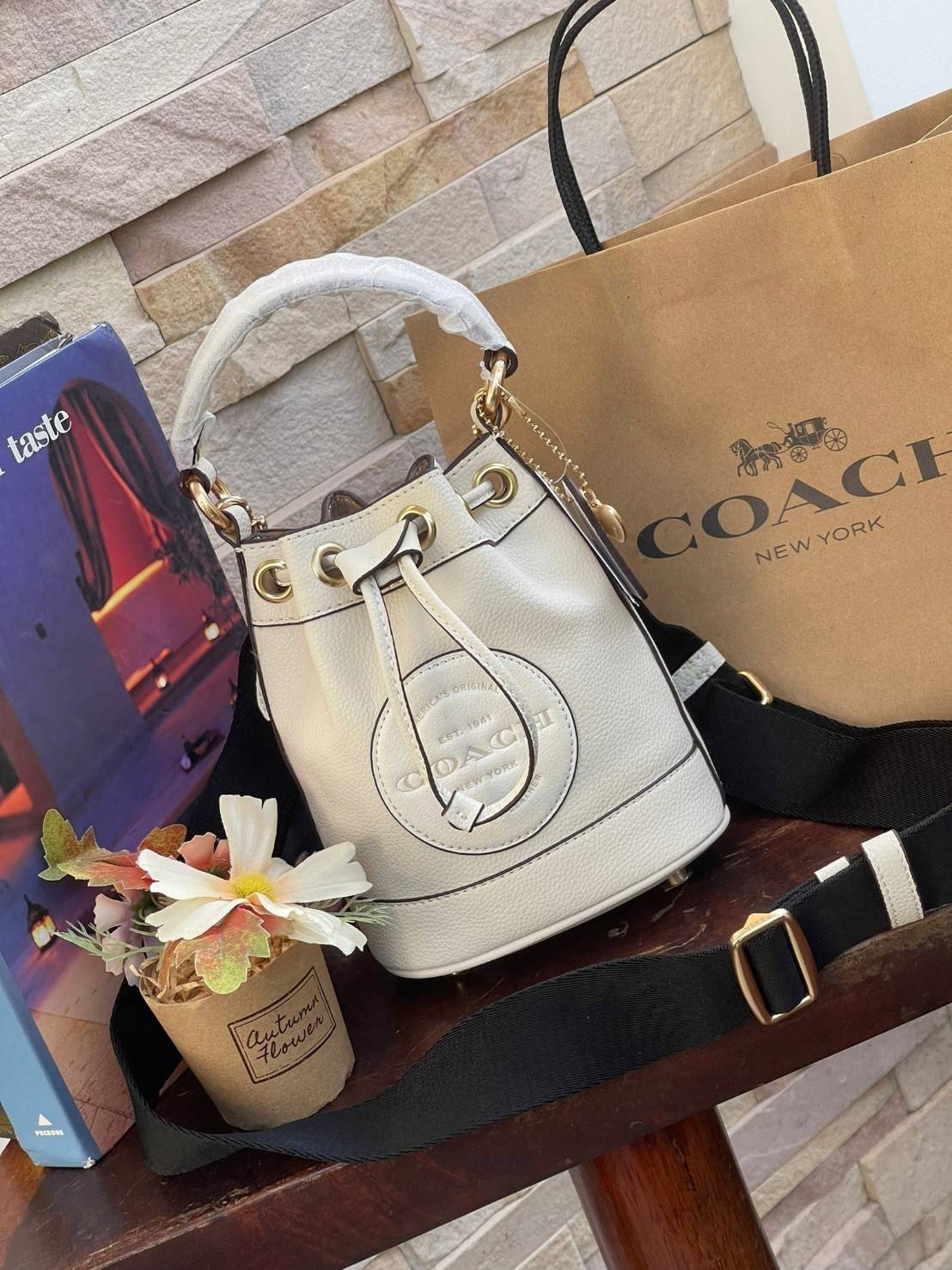 COACH DEMPSEY BUCKET BAG 15 WITH COACH PATCH AND HEART CHARM สวยงามด้วยดีไซน์ทรงตะกร้าแบบมินิมอลแสนน่ารัก ดีเทลสะดุดตา รูปทรงจดจำง่าย ถือแบบชิคๆ หรือยิ่งไปกว่านั้น สายสะพายของกระเป๋าก็สามารถถอดออกเพื่อเปลี่ยนรูปแบบการสะพายได้ทั้งแบบสะพายไหล่และสะพายคาดลำต