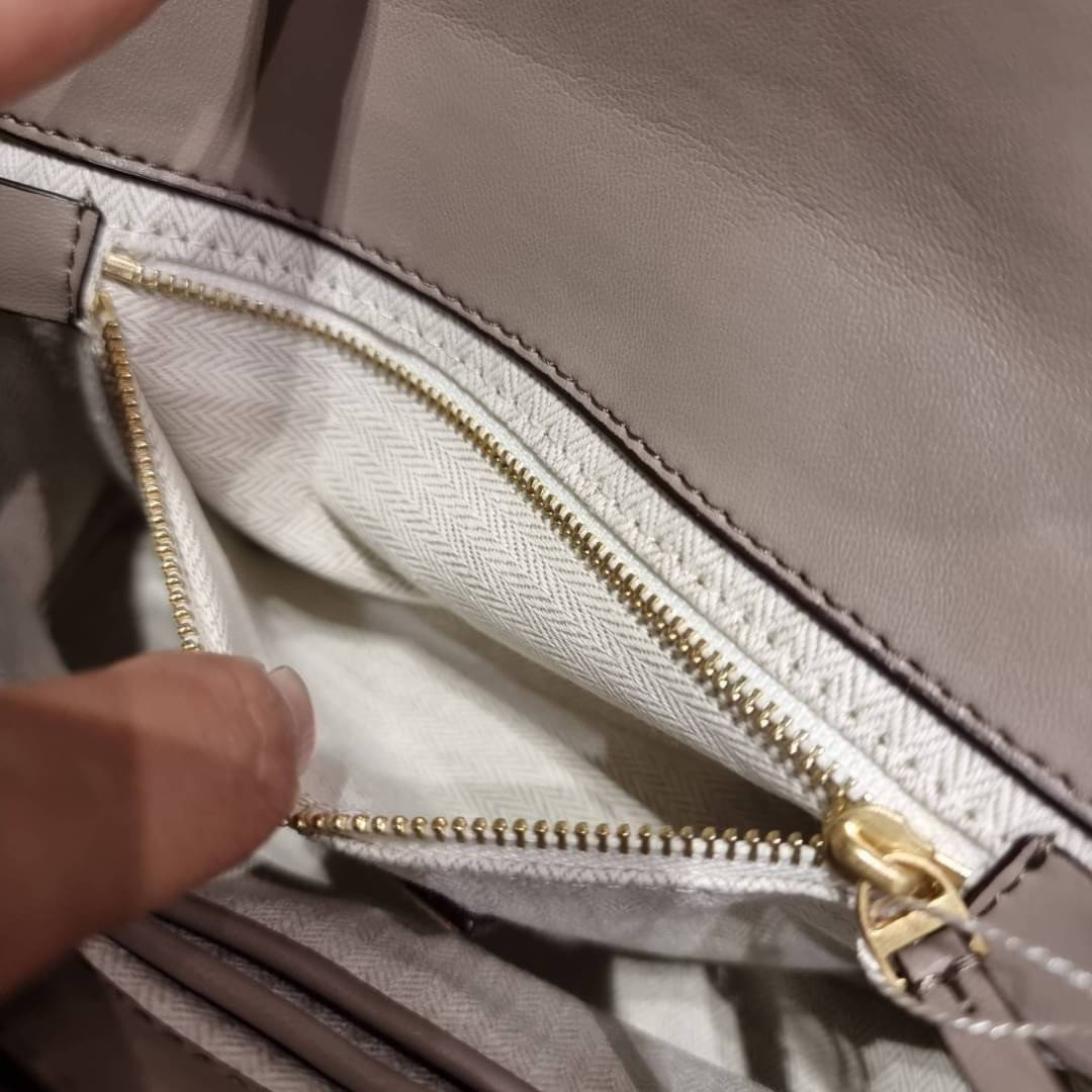 TORY BURCH KIRA CHEVRON CONVERTIBLE SHOULDER BAG (SMALL / MEDIUM) กระเป๋าสะพายรุ่นยอดฮิต ไซส์คลาสสิค ที่ใช้ยังไงก็ดูหรู ดีไซน์เฉพาะตัว วัสดุหนังแกะ สัมผัสนิ่ม เปิด-ปิดด้วยกระดุมแม่เหล็ก ภายในเป็นช่องโล่ง ใส่กระเป๋าสตางค์ มือถือ เครื่องสำอางค์ พาวเวอร์แบงค