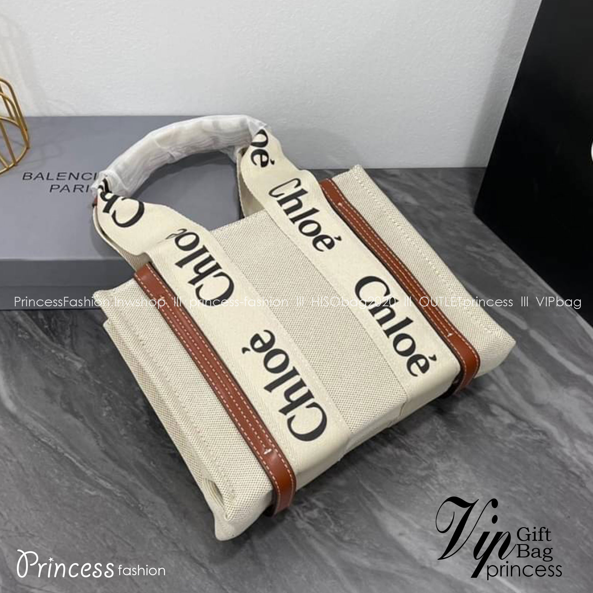 CHLOE Woody tote bag [mini size] 10" กระเป๋าทรงโท้ท จุของได้เยอะมาก แบรนด์ดังจากสัญชาติฝรั่งเศส เป็นที่ชื่นชอบของเซเลบริตี โคลเอ้รุ่นนี้เป็นสไตล์วินเทจ เรียบหรูและดูดี ออกแบบมาเพื่อการใช้งานที่ง่ายแสนง่าย