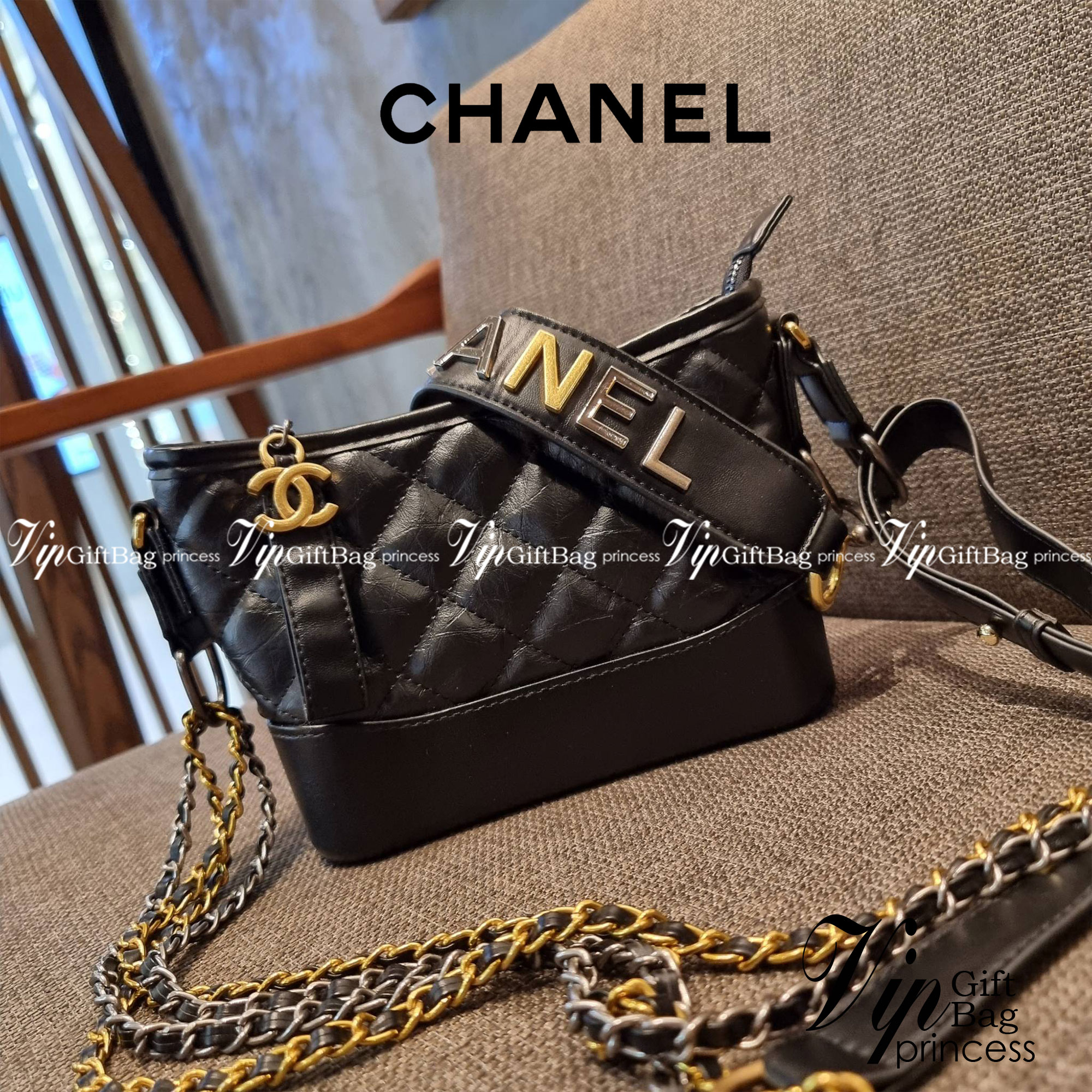 8" CHANEL SHOULDER BAG / CHANEL GABRIELLE HOBO BAG ไซส์คลาสสิค กระเป๋าสะพายข้าง/ไหล่ หนังสังเคราะห์ นิ่ม หรู มาพร้อมพวงกุญแจสัญลักษณ์แบรนด์ พิเศษ!! สายคล้อง jumbo font เพิ่มดีเทลความแพง อะไหล่พร้อมโซ่สะพายสีทองสลับสีเงินรมดำ สามารถสะพาย crossbody หรื