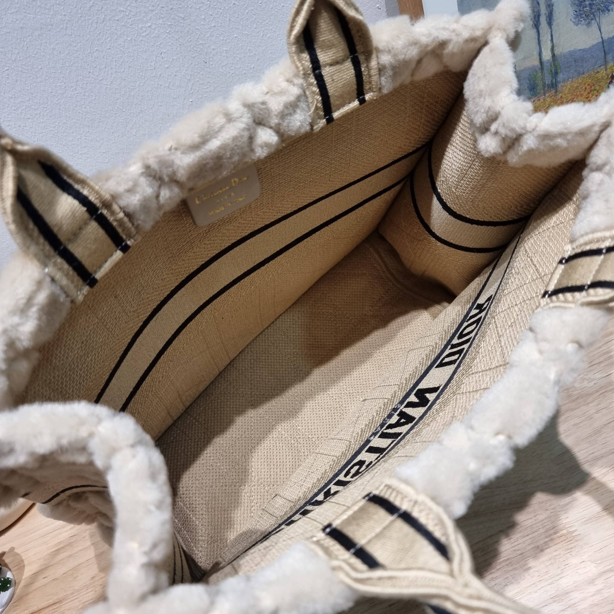 MEDIUM DIOR BOOK TOTE / CD book tote กระเป๋าทรงโท้ทใบใหญ่ ดีไซน์ใหม่ล่าสุด ที่มีทั้งความละมุนและหรูหราในตัว ด้วยการ shearling ขนแกะรอบใบฟูนุ่ม ตัดสลับฟอนท์เอกลักษณ์สวยงาม หูจับในตัวทนทาน ใช้งานง่าย ด้านในกระเป๋ากว้างมาก จุของได้เยอะ ไม่ใช่แค่สวยแถมยังใช้ป