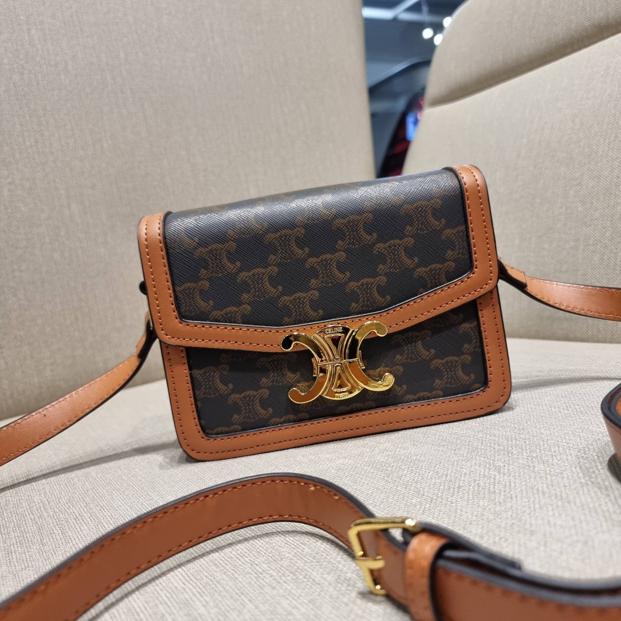 VIP 🥂 CELINE TEEN TRIOMPHE BAG IN TRIOMPHE CANVAS AND CALFSKIN ไม่มีไม่ได้เลยกับไอเท็มสุดคลาสสิค กระเป๋าสะพาย สวยอยู่ทรง ดีไซน์เป็นธรรมชาติ เนเชอรัลโทน ดูดี ดูแพง ไซส์กะทัดรัดมาใหม่ วัสดุหนังแคนวาสสลับหนังแท้ เปิด-ปิดด้วยตัวกดล็อค ใช้งานสะดวก ภายใ